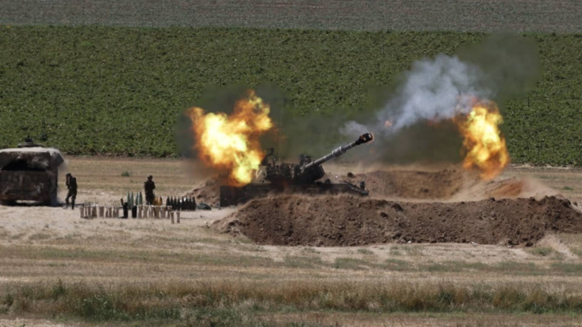 مدفعية للاحتلال الاسرائيلي أثناء قصفها مواقع في قطاع غزة