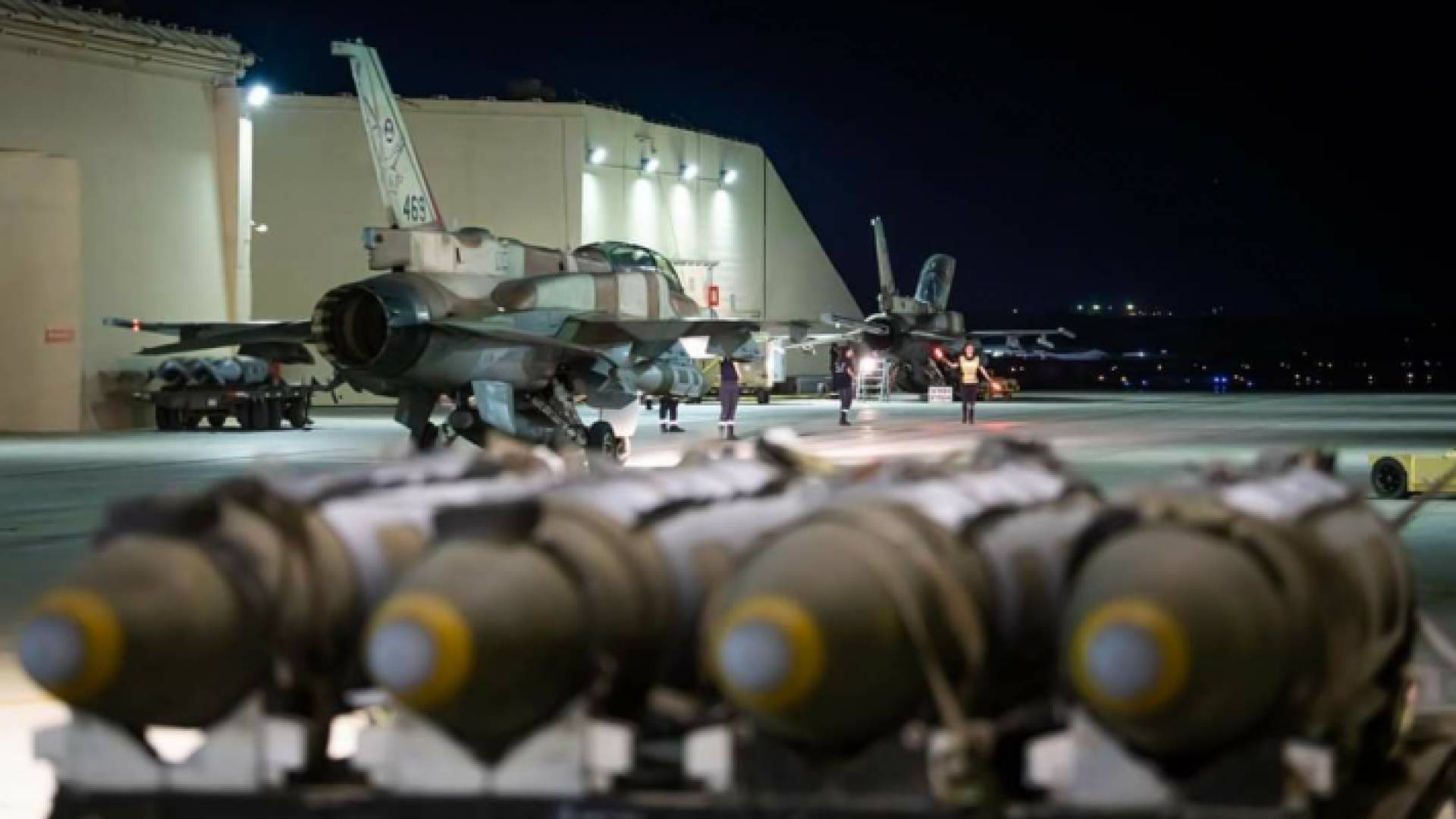 طائرات حربية تابعة للاحتلال الاسرائيلي تستعد للانطلاق لاستهداف مناطق في قطاع غزة