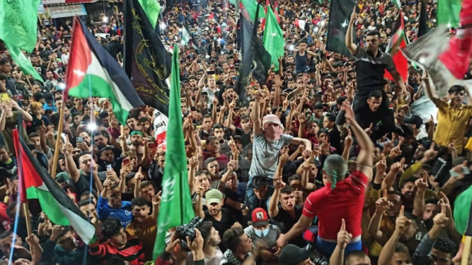 الصورة من احتفالات الفلسطينيين