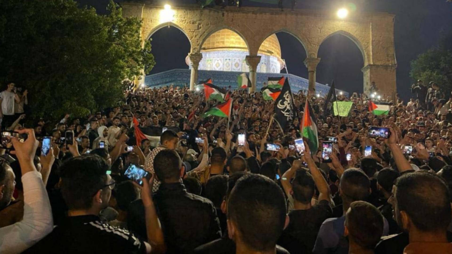 تكبيرات وهتافات بانتصار المقاومة في غزة تصدح بها حناجرهم