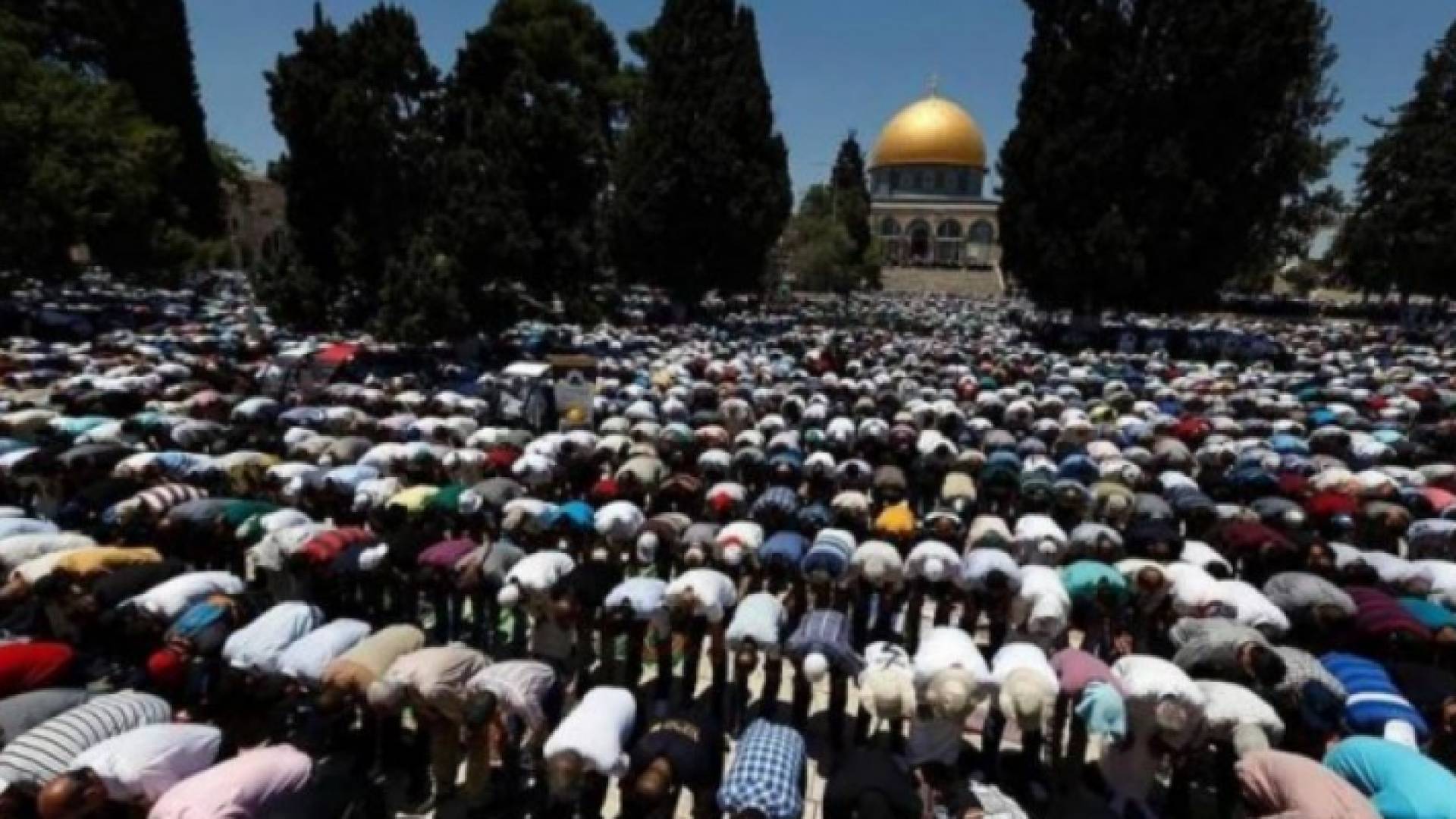 فلسطينيون يؤدون صلاة الجمعة في المسجد الأقصى - أرشيفية