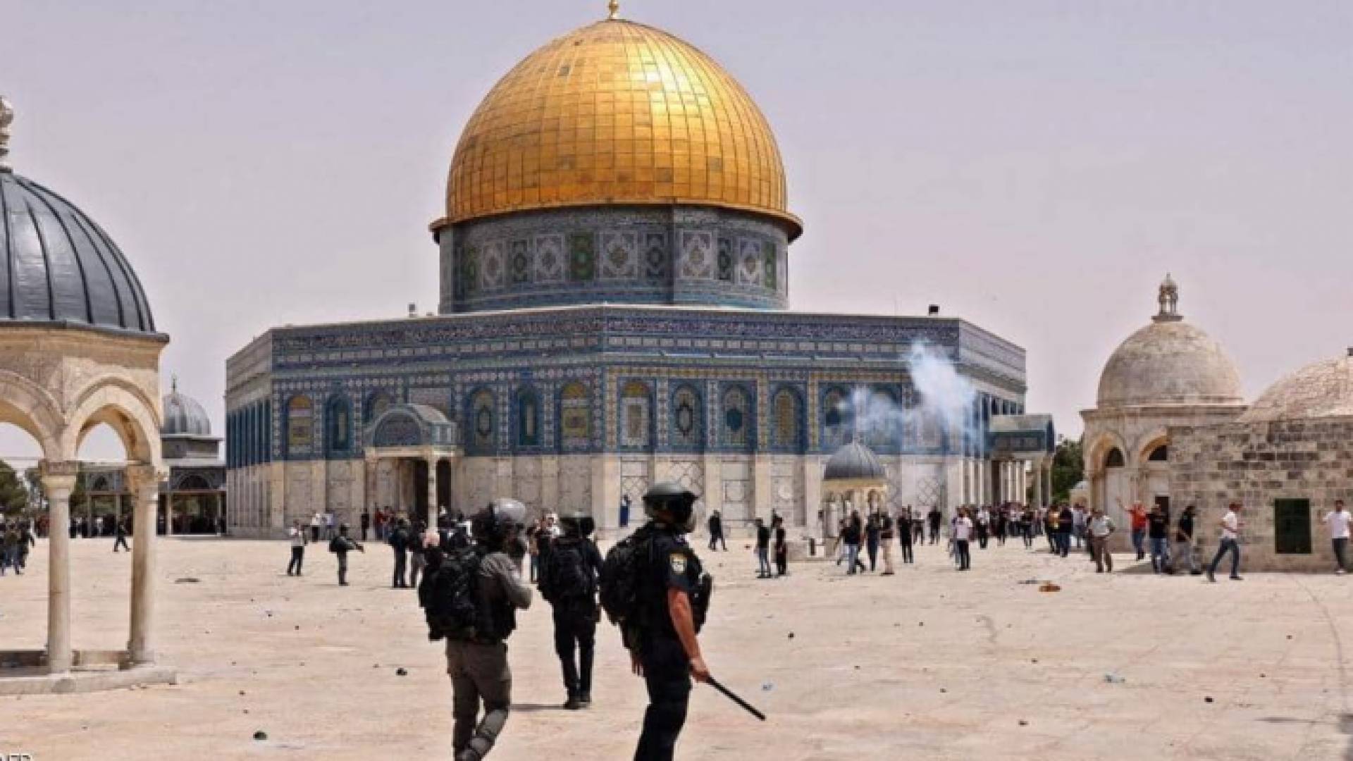 قوات الاحتلال الإسرائيلي تقتحم المسجد الأقصى وتهاجم المصلين