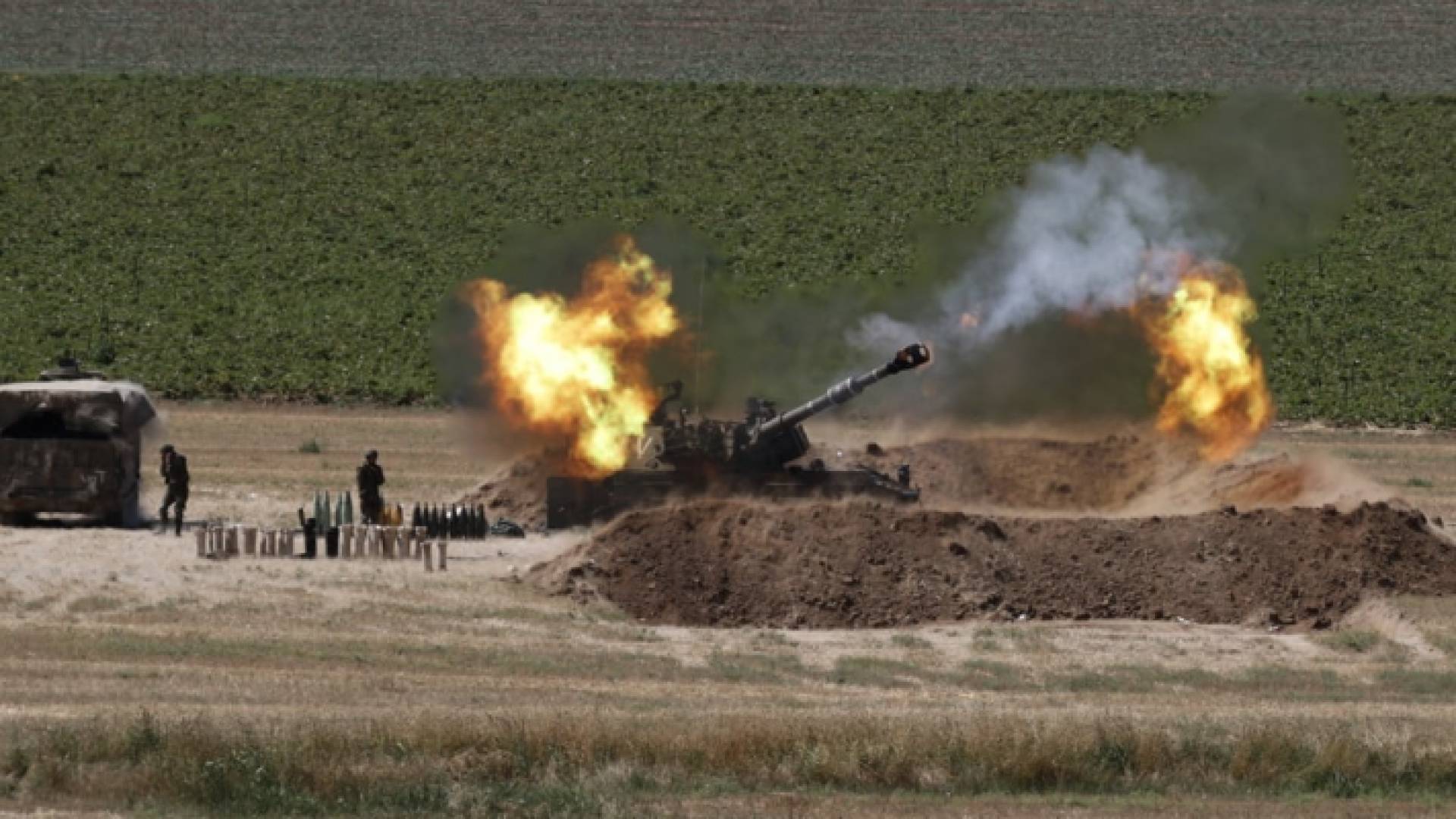 مدفعية الاحتلال الإسرائيلي في أثناء ضربها قطاع غزة