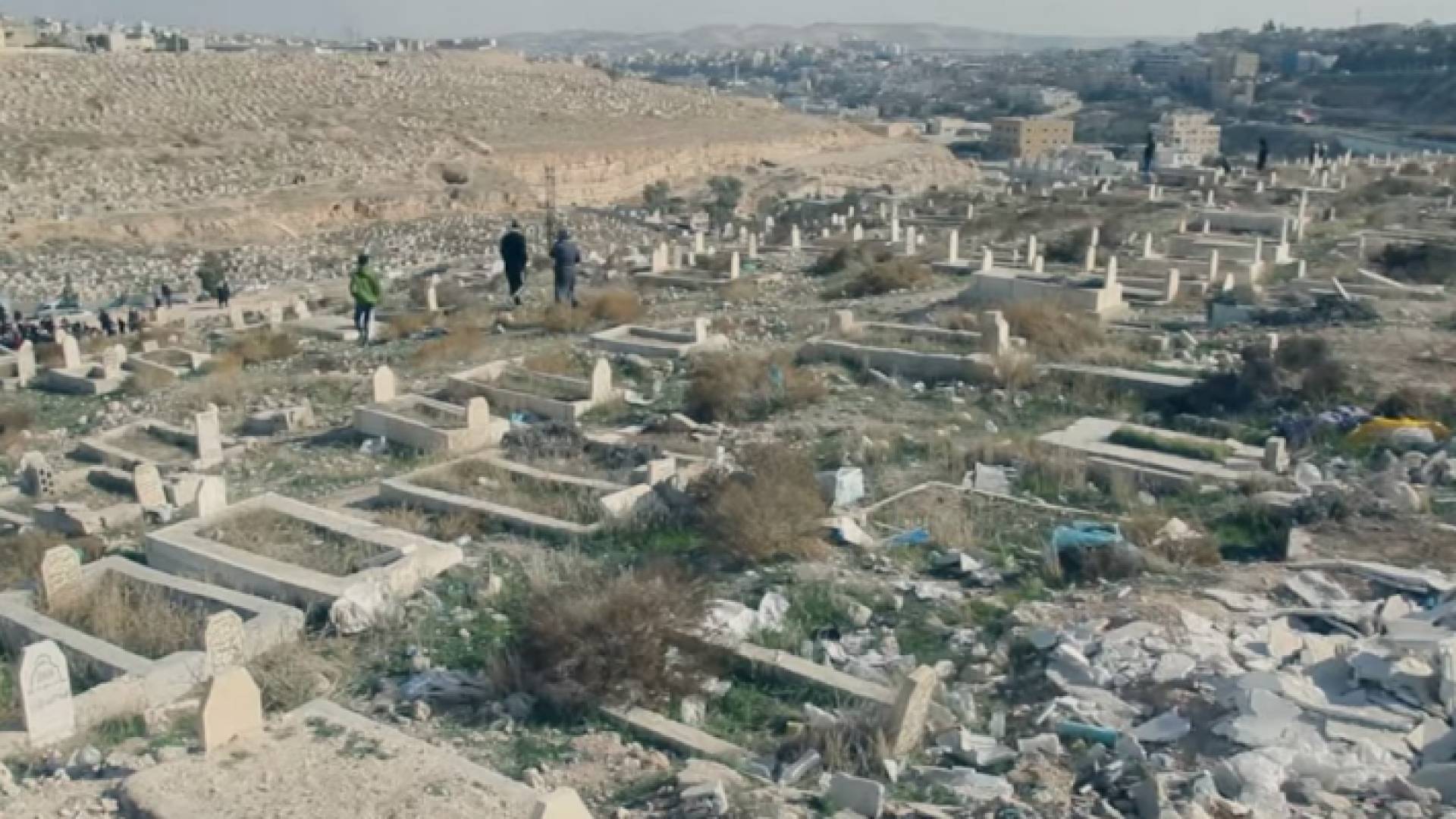 اعتداءات جديدة على مقبرة الرصيفة القديمة