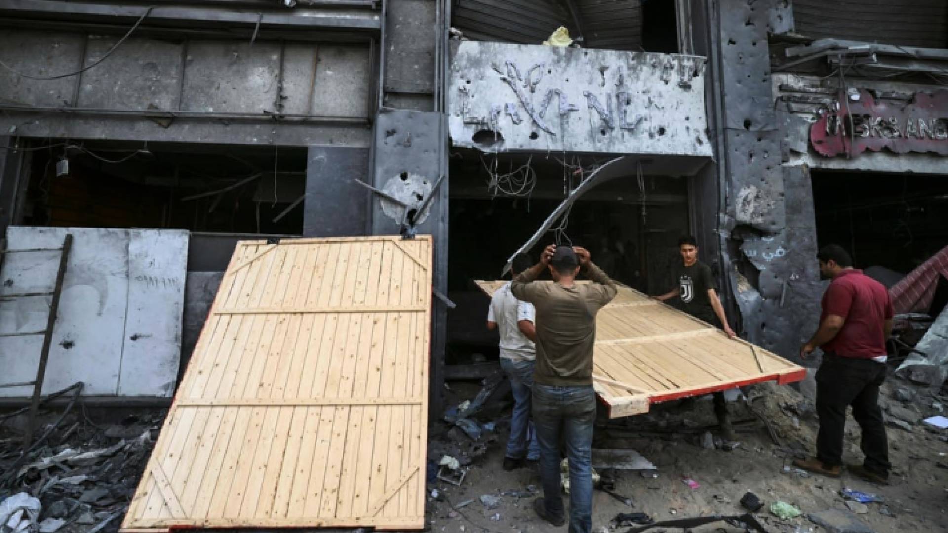 شبان يعيدون تأهيل أحد المحلات التجارية في قطاع غزة