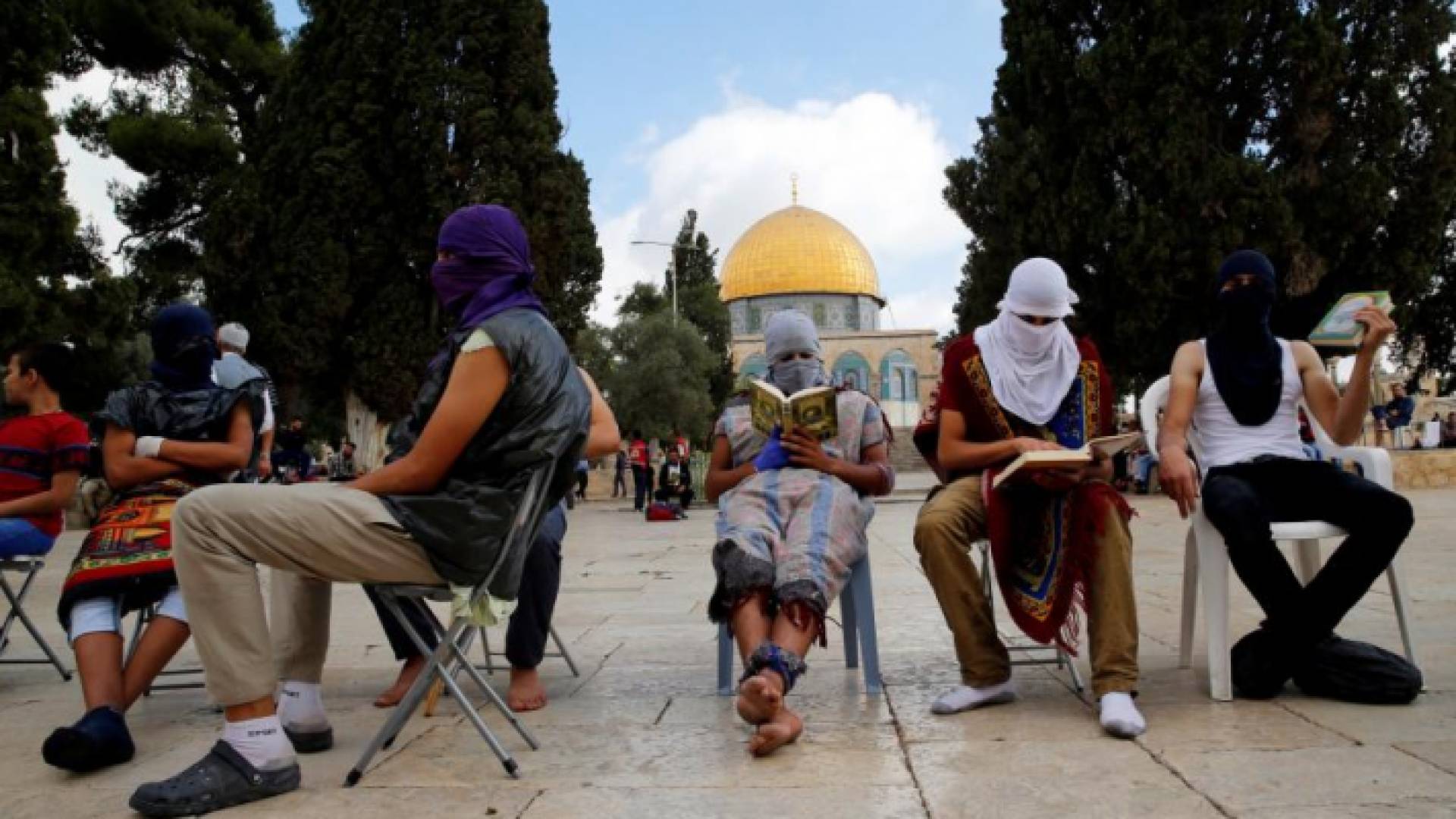 شبان فلسطينيون مرابطون في الحرم القدسي الشريف