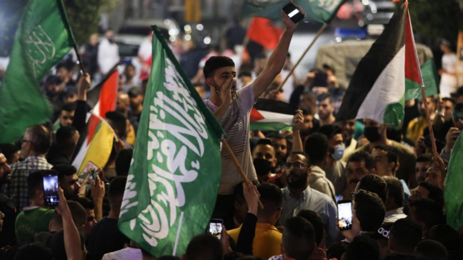 الصورة من احتفالات الفلسطينيين