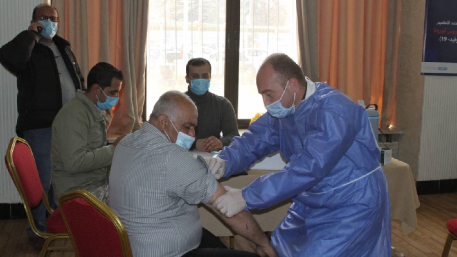 تجار إربد يقبلون على التطعيم ضد كورونا