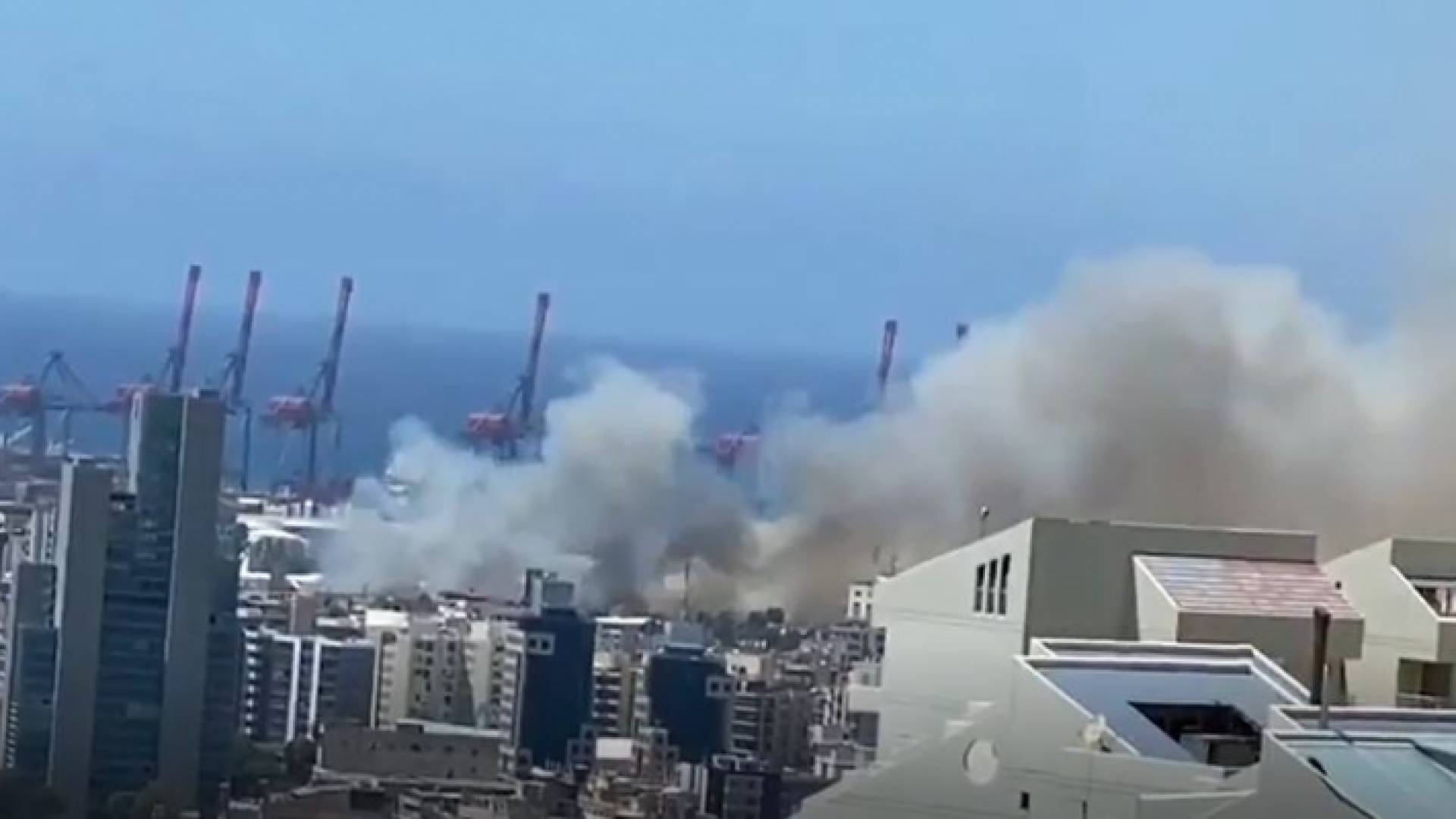 أدخنة متصاعدة قرب مرفأ بيروت
