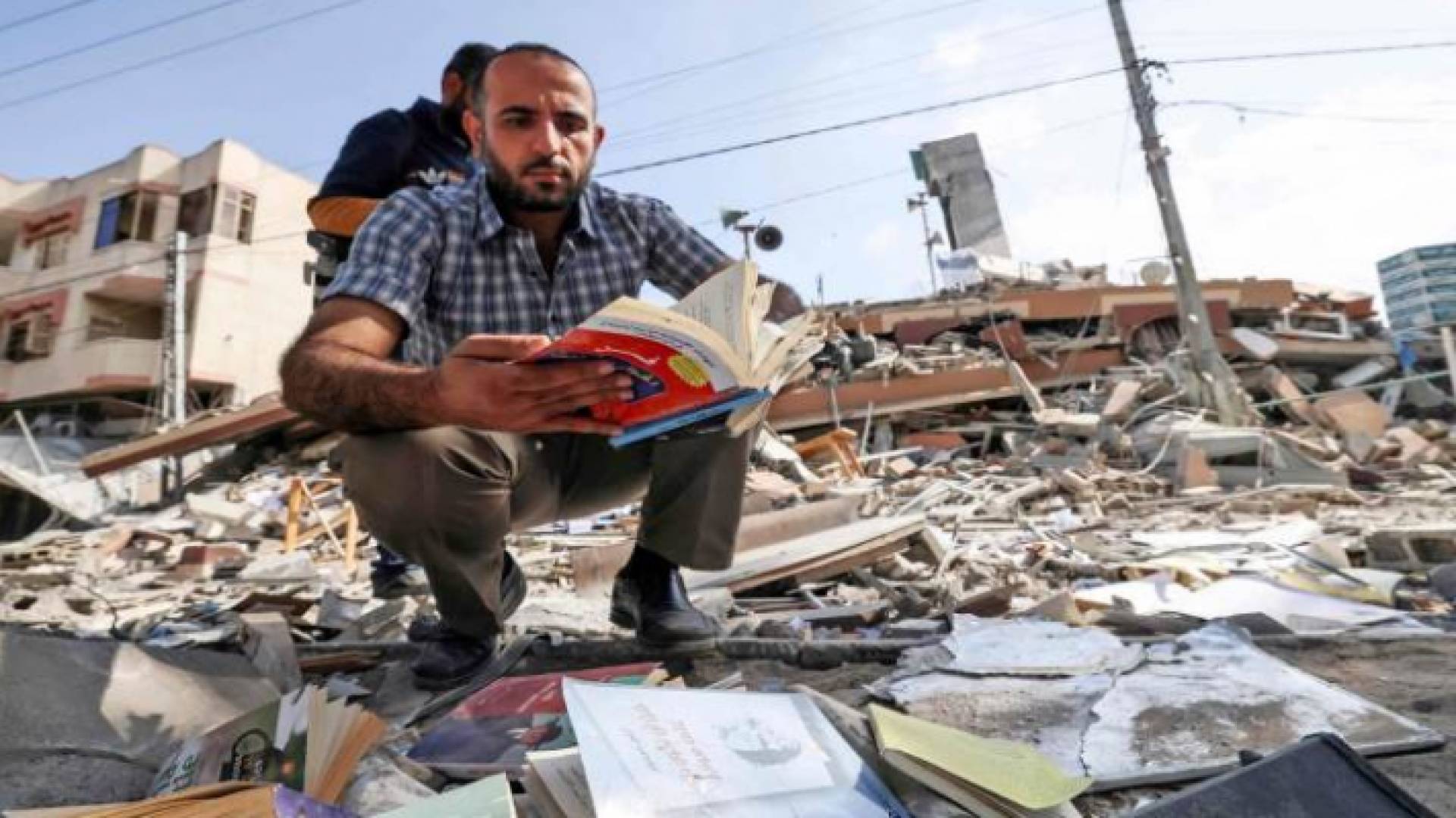 مكتبة سمير منصور في غزة استحالت ركاما