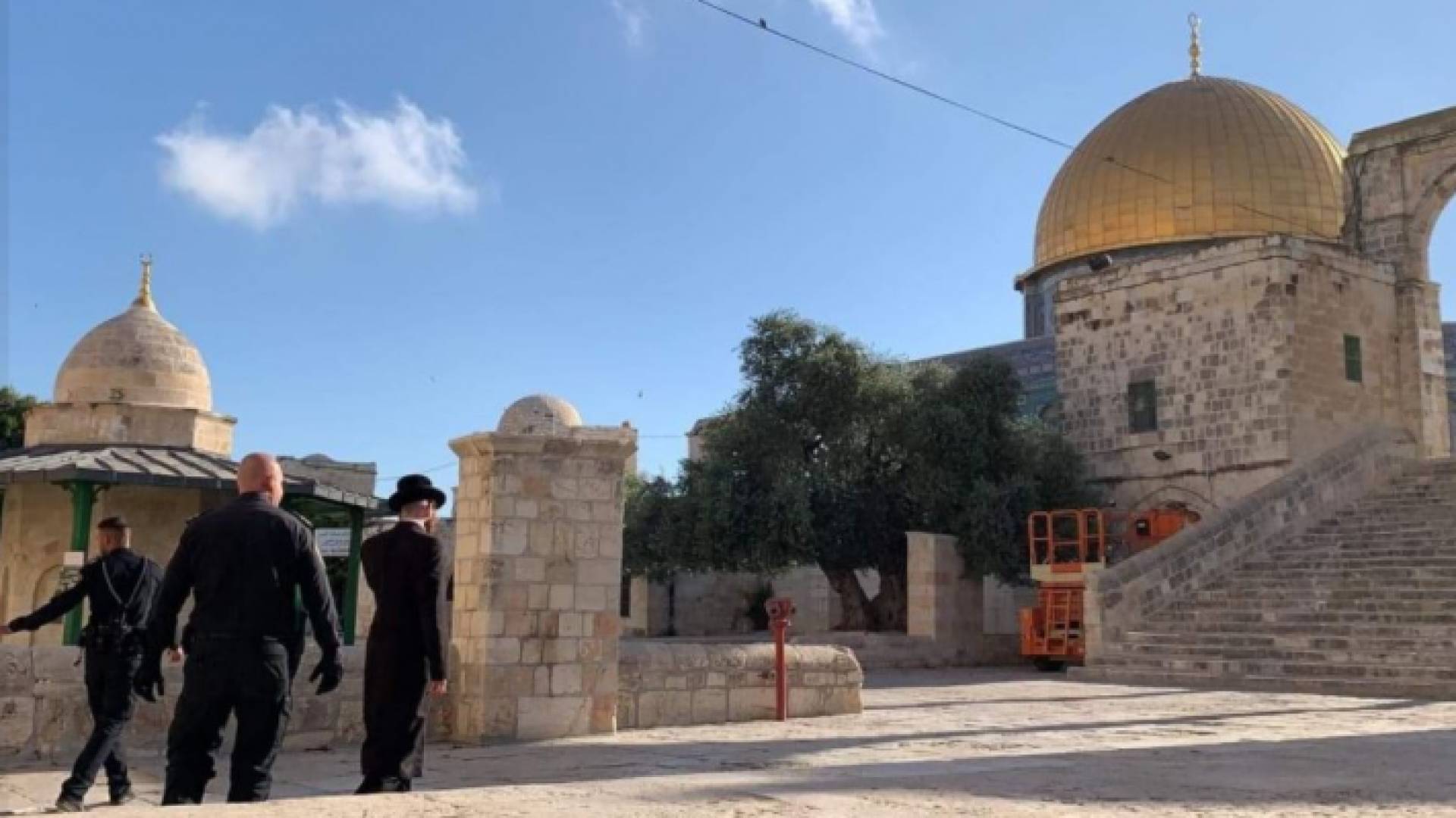 مستوطن يتجول في باحات الأقصى صباح الأحد بعد السماح لهم بإعادة اقتحامه