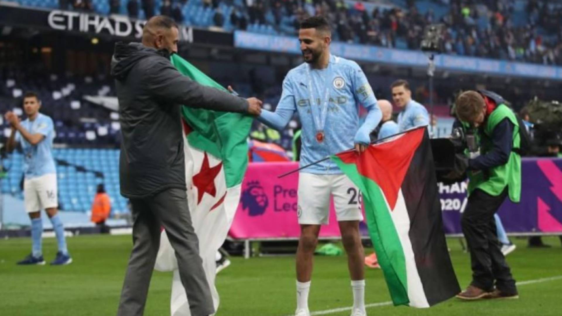 محرز يحتفل بعلمي الجزائر وفلسطين في تتويج مانشستر سيتي بلقب الدوري الإنجليزي