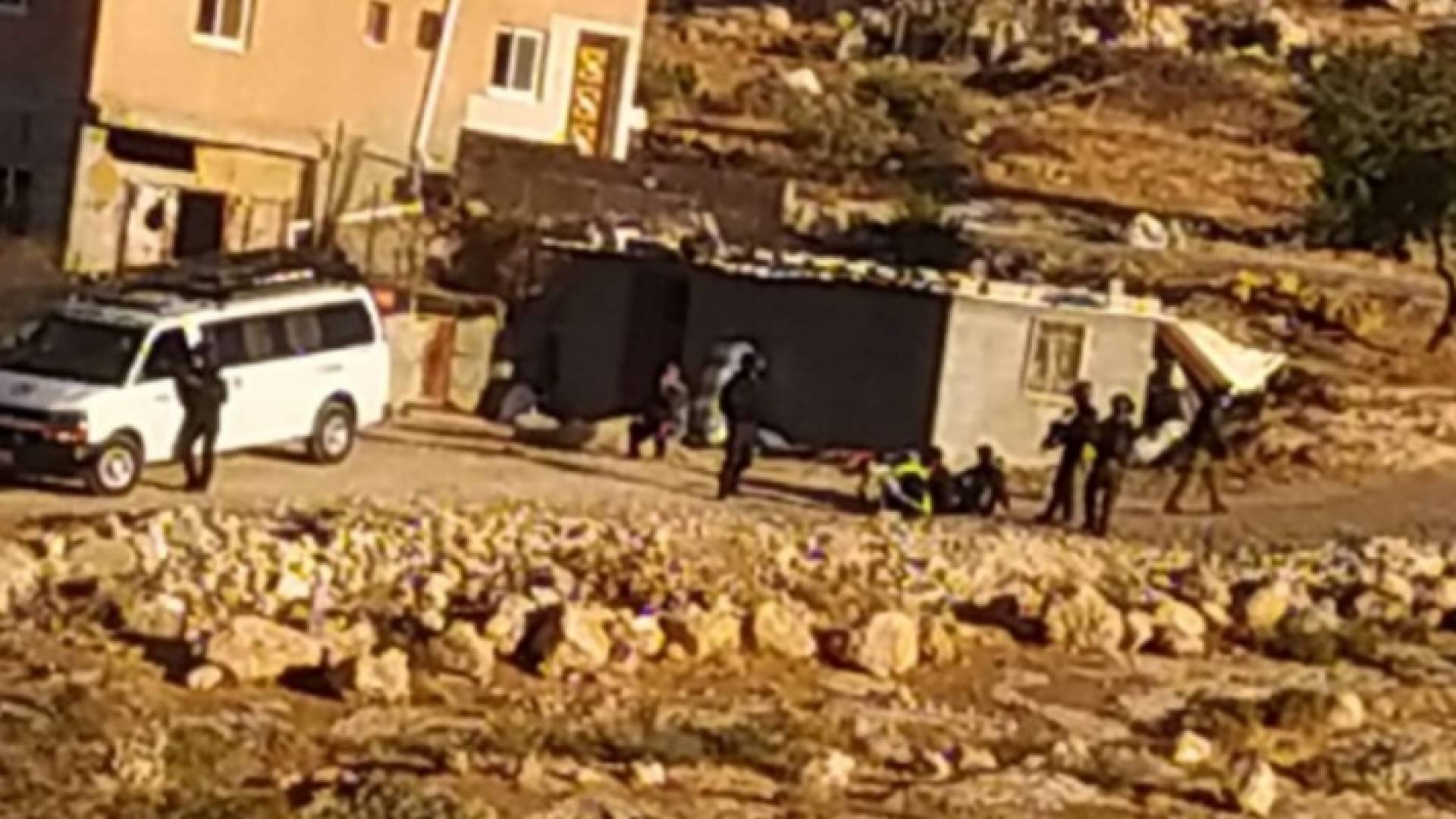 الاحتلال يعتدي بالضرب على طفلة وسيدة ويعتقل مواطنين جنوب الخليل