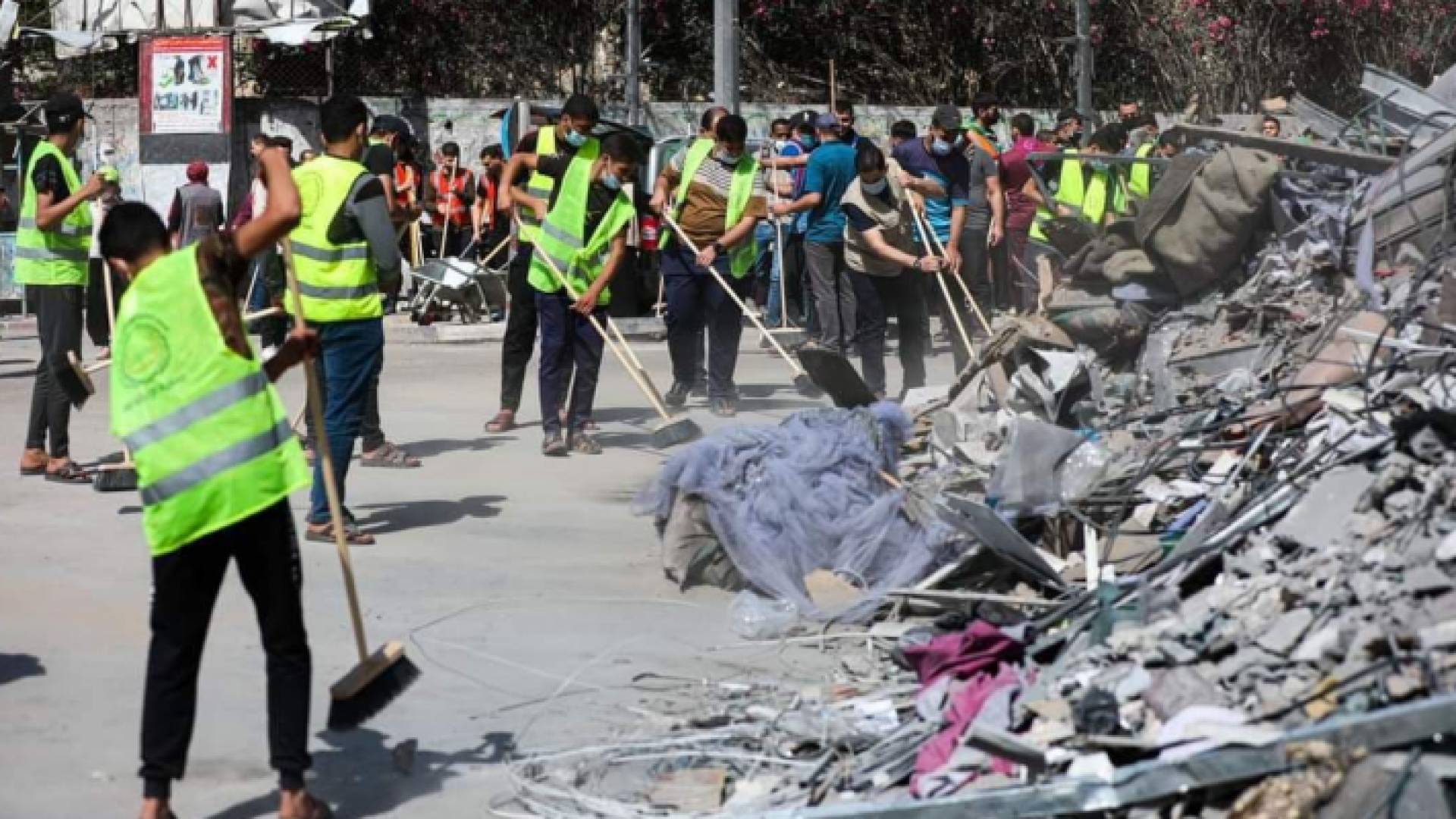 فلسطينيون يعلنون عن أكبر حملة تطوع لتنظيف شوارع غزة: "حنعمرها"