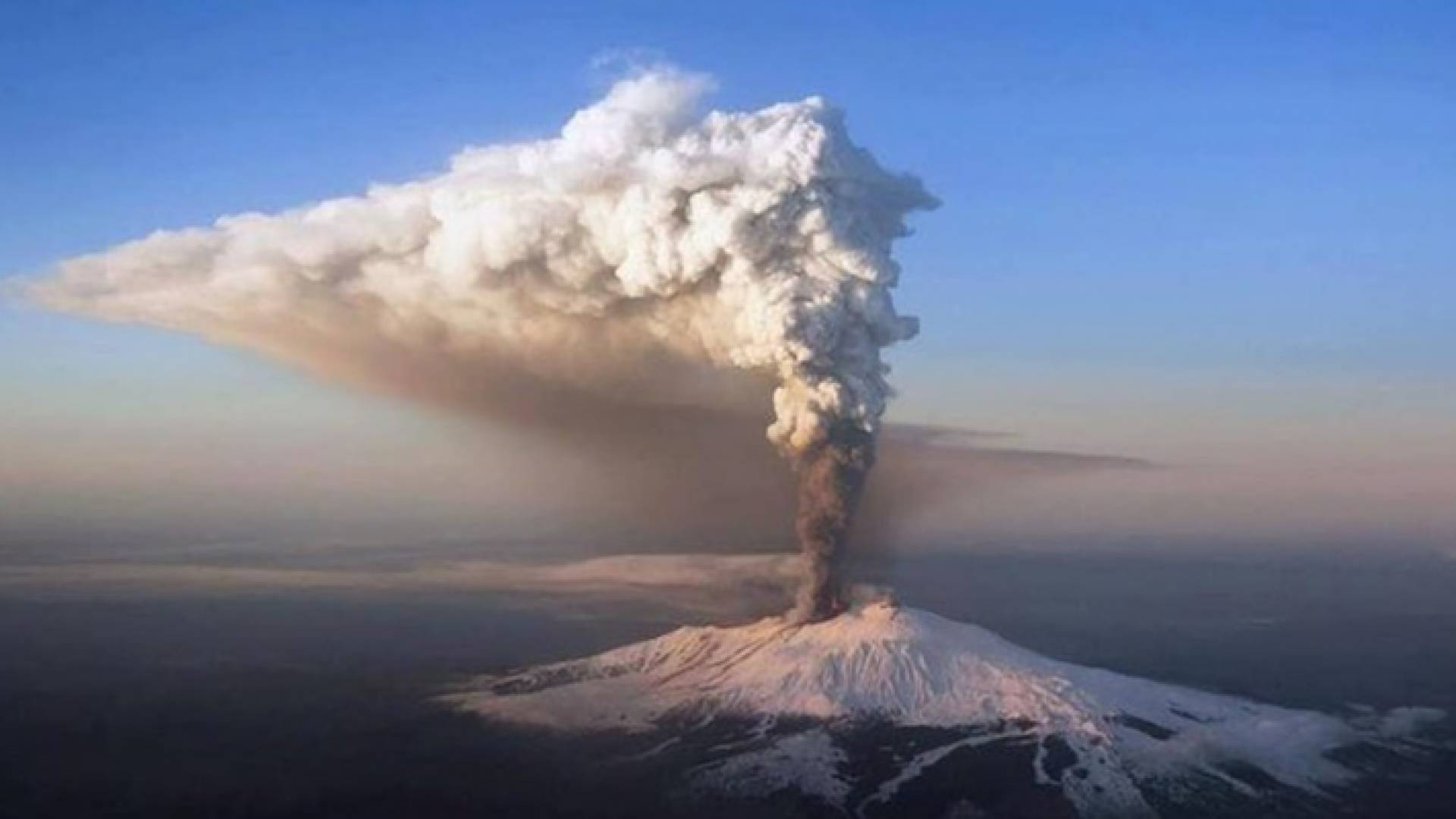 ثوران بركان .. الصورة أرشيفية