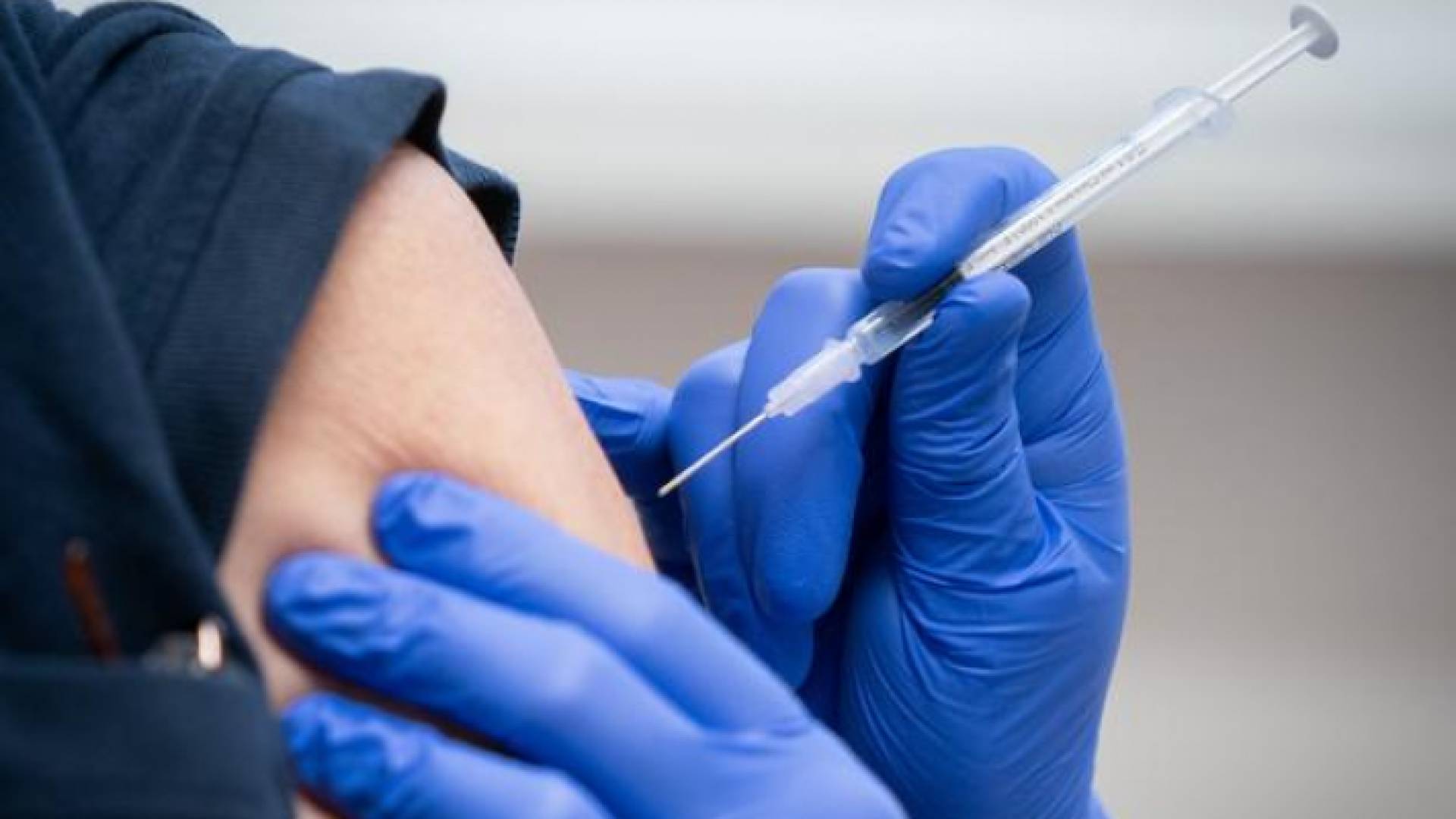 ارشيفية لشخص يتلقى لقاحا مضادا لكورونا