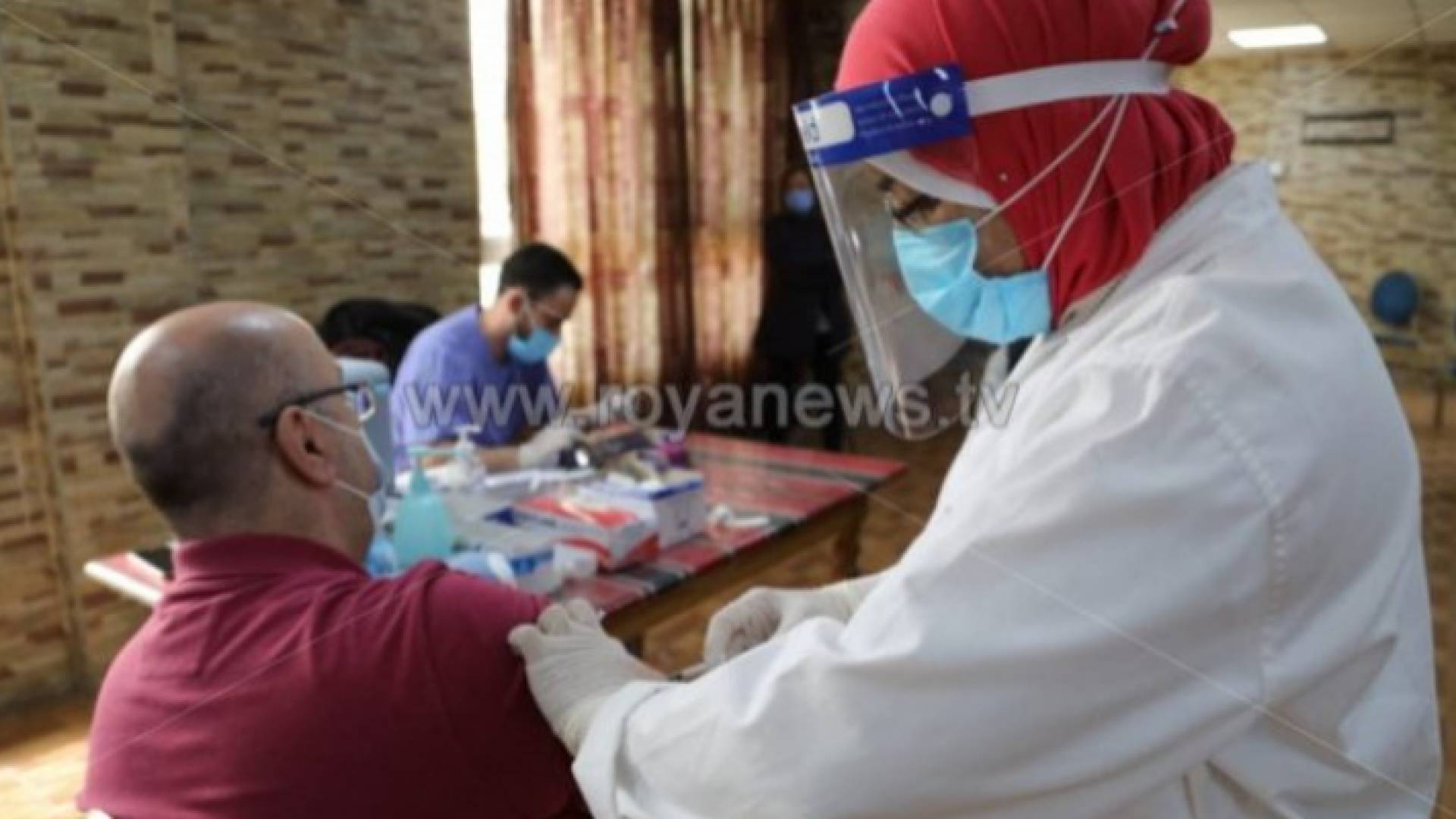 مواطن يتلقى لقاحا مضادا لكورونا - أرشيف