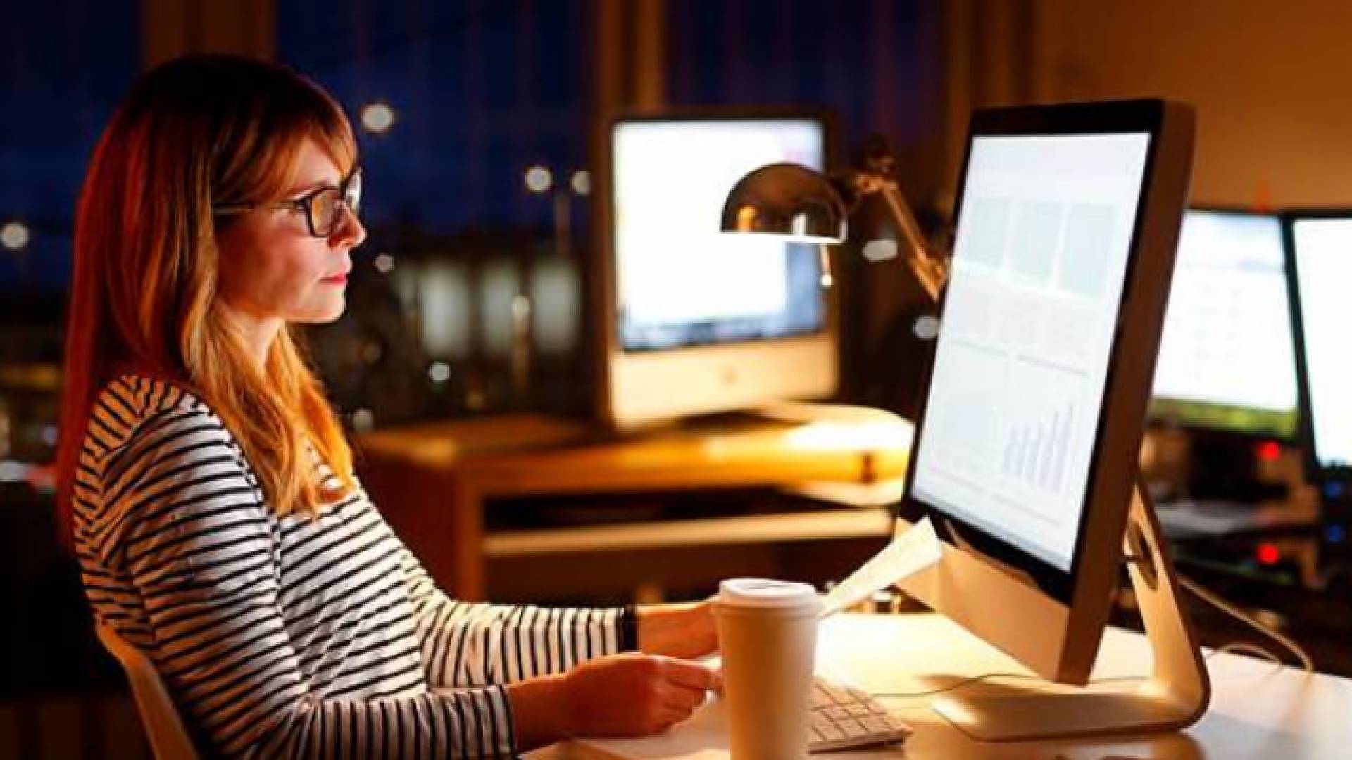 سيدة تعمل خلال الليل