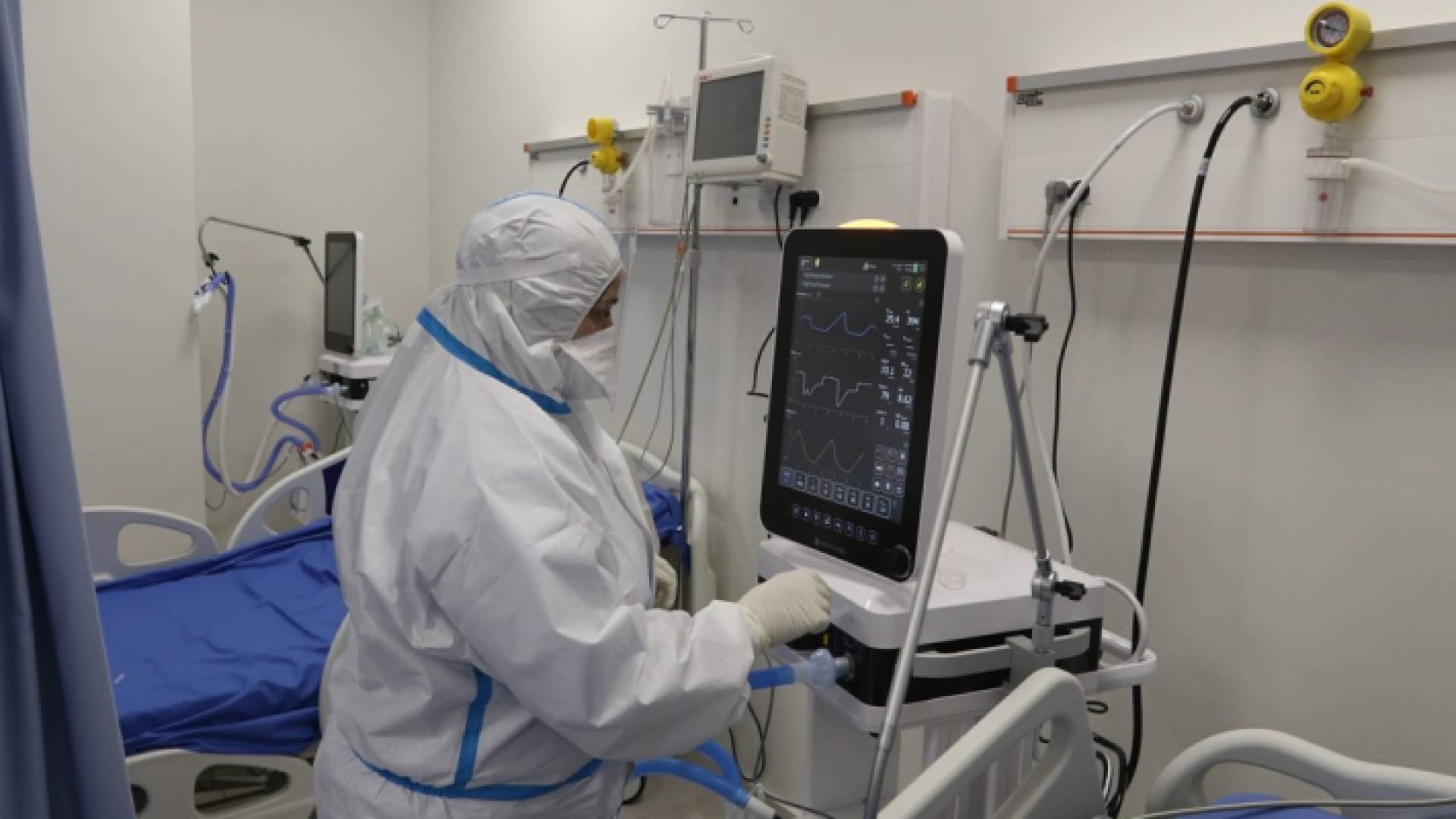 من داخل إحدى غرف العناية الحثيثة بأحد مستشفيات فلسطين