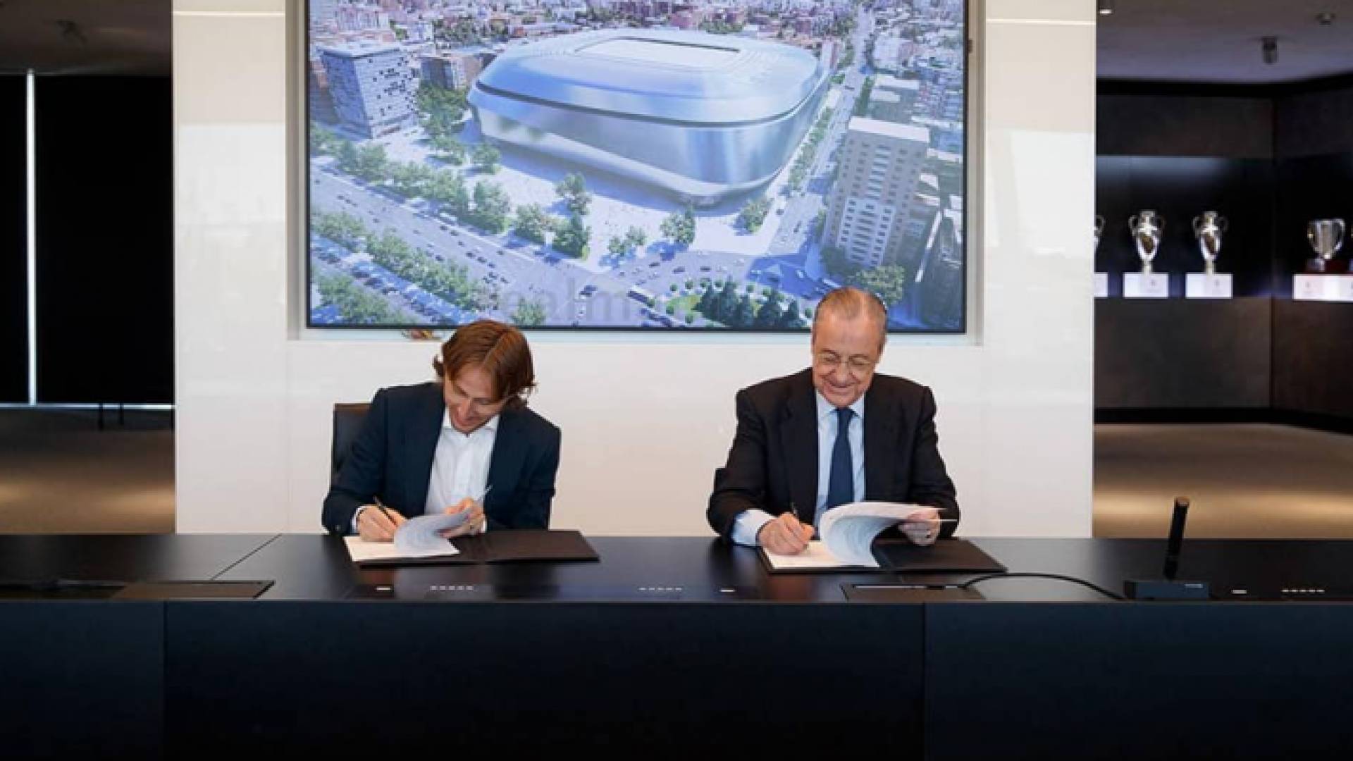 ريال مدريد يجدد عقد نجمه الكرواتي لوكا مودريتش