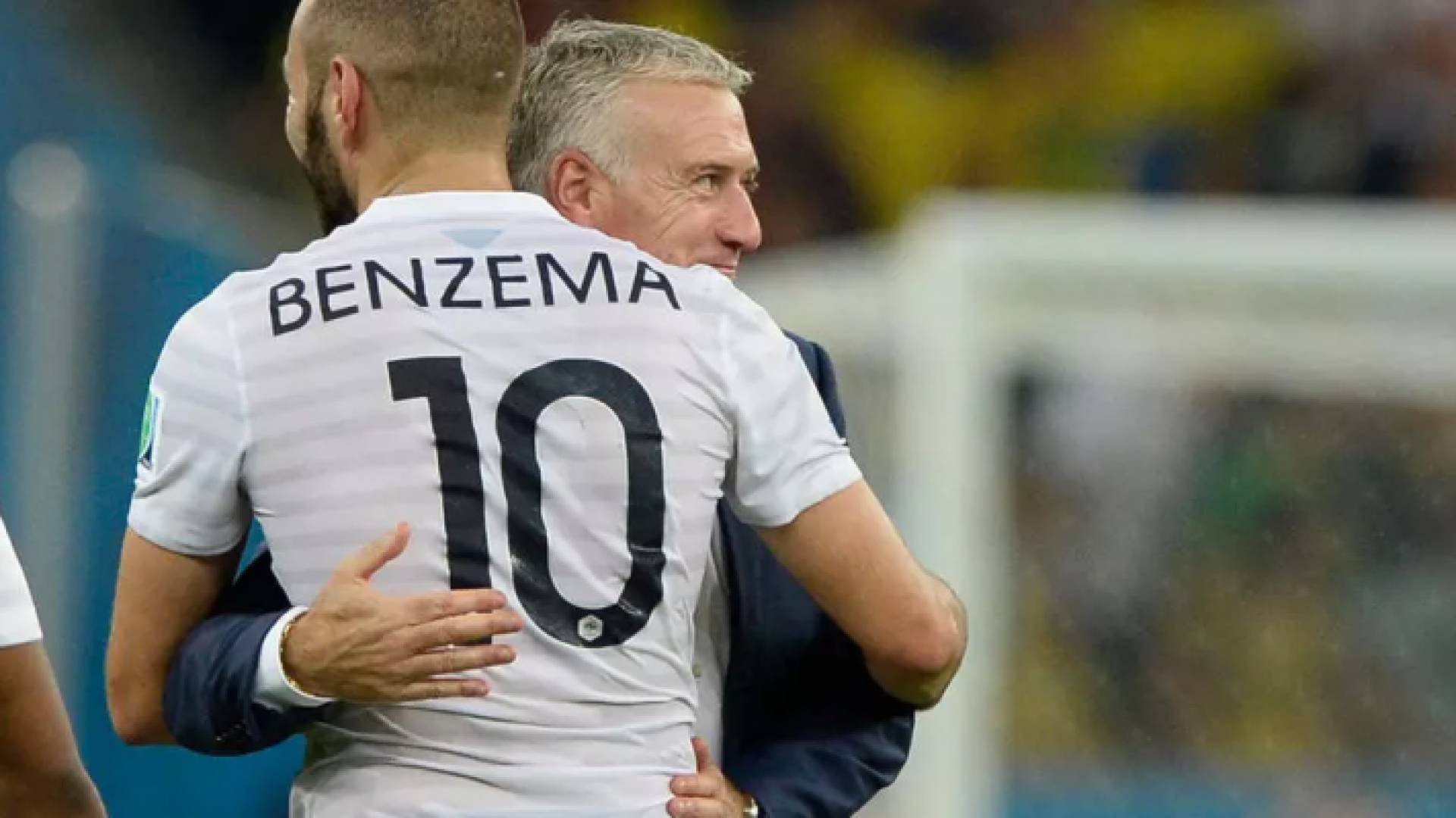 مدرب منتخب فرنسا ديدييه ديشان يحتضن مهاجمه كريم بنزيمة