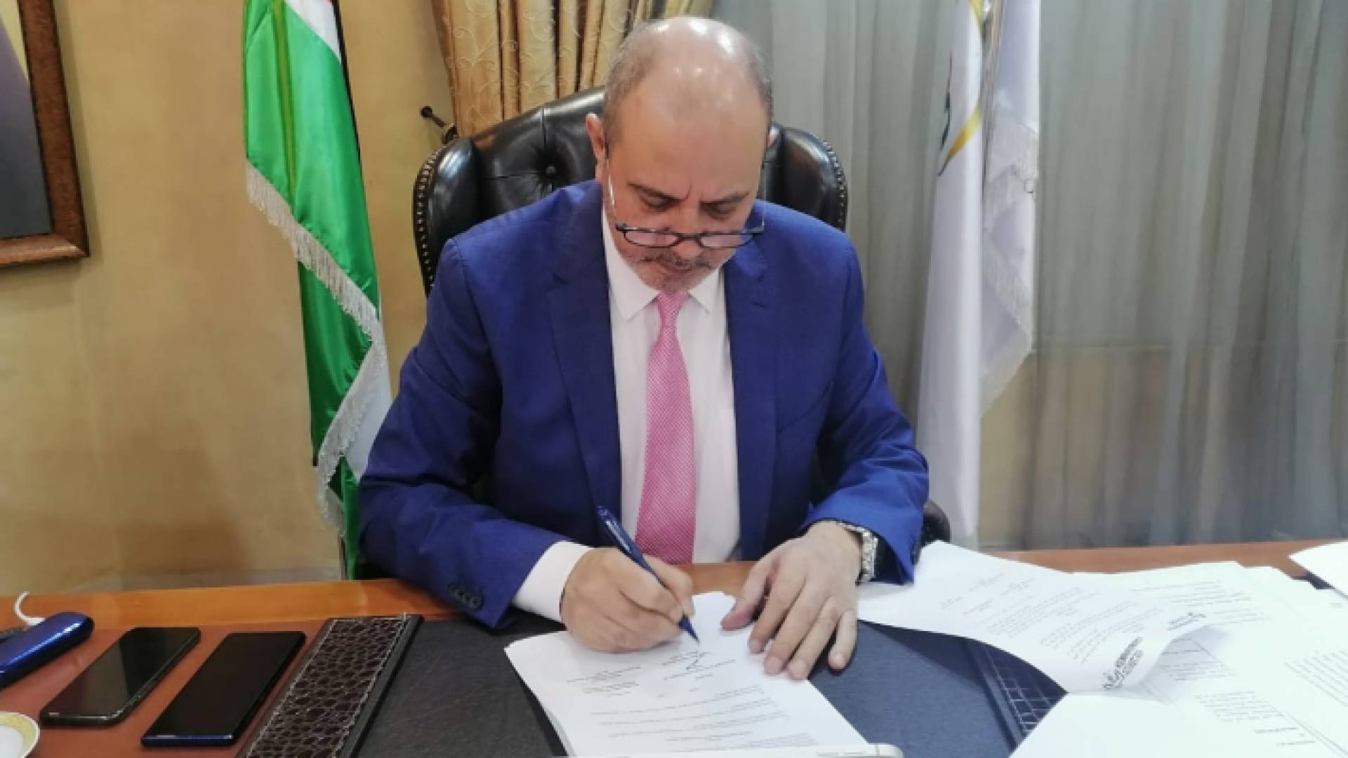 وزير العمل يوسف الشمالي خلال توقيع مذكرة التفاهم