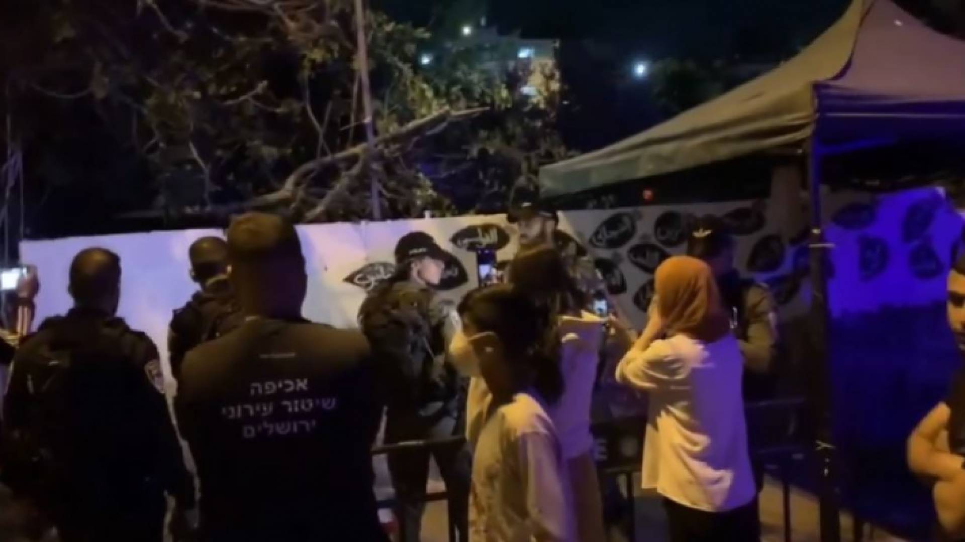 الاحتلال الإسرائيلي يطمس شعارات عن جدران حي الشيخ جراح بالقدس