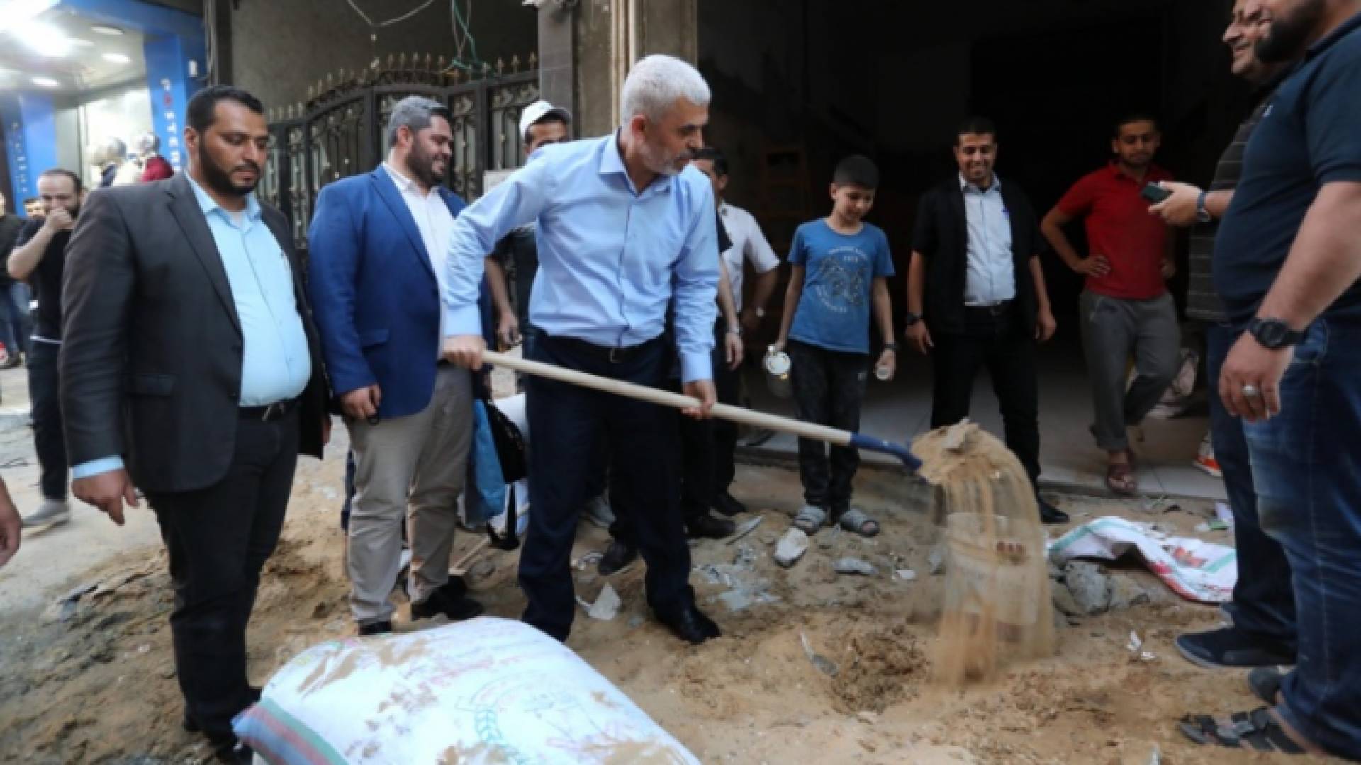 يحيى السنوار يتجول في قطاع غزة سيرا على الاقدام