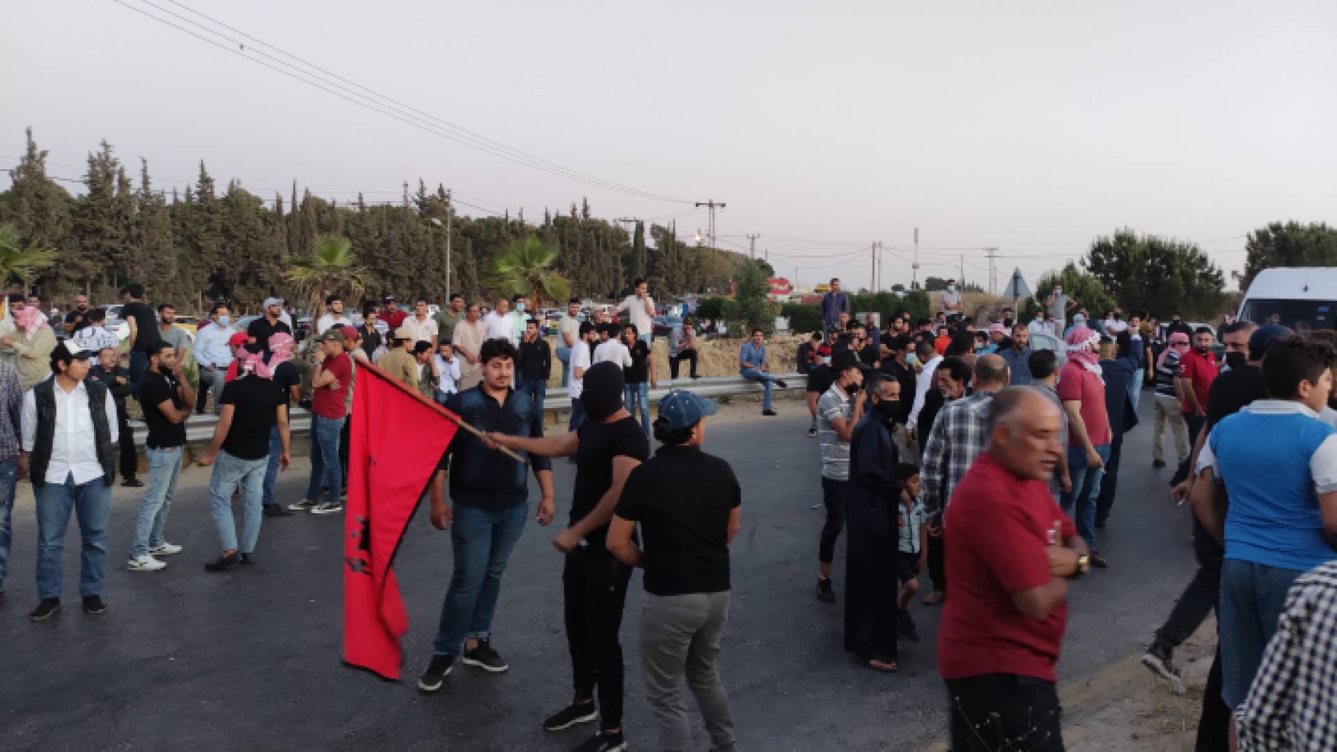 الأمن يعيد فتح طريق البحر الميت بعد اغلاقه احتجاجا على تجميد العجارمة