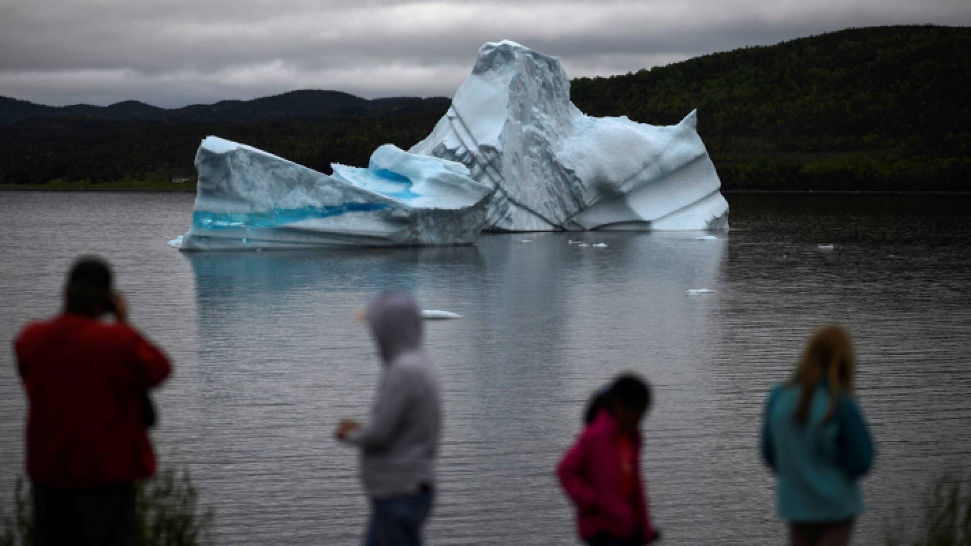 جبل جليدي يبدأ بالذوبان بسبب ارتفاع درجات الحرارة - (أ ف ب)