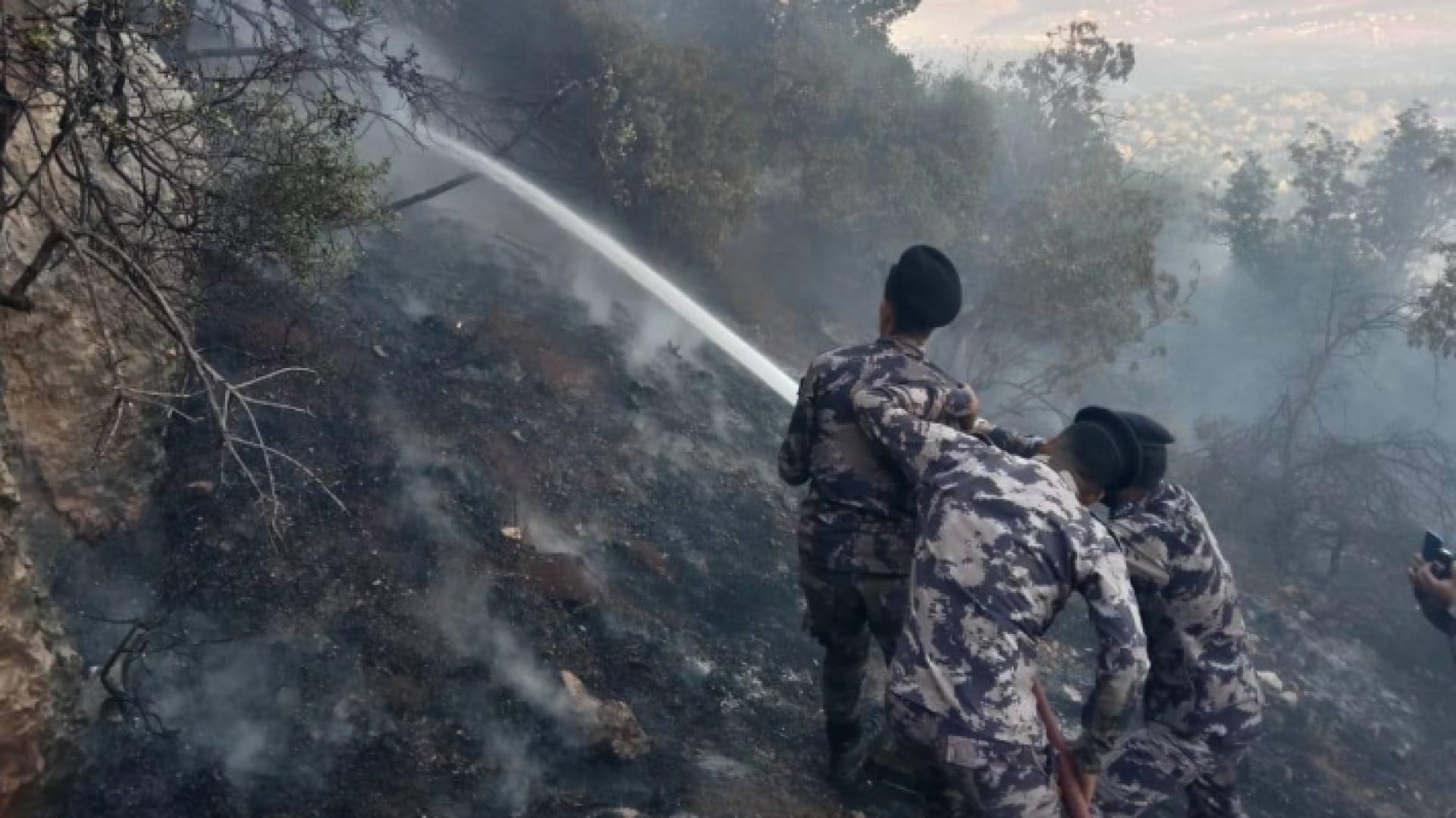 جانب من عملية اخماد الحريق