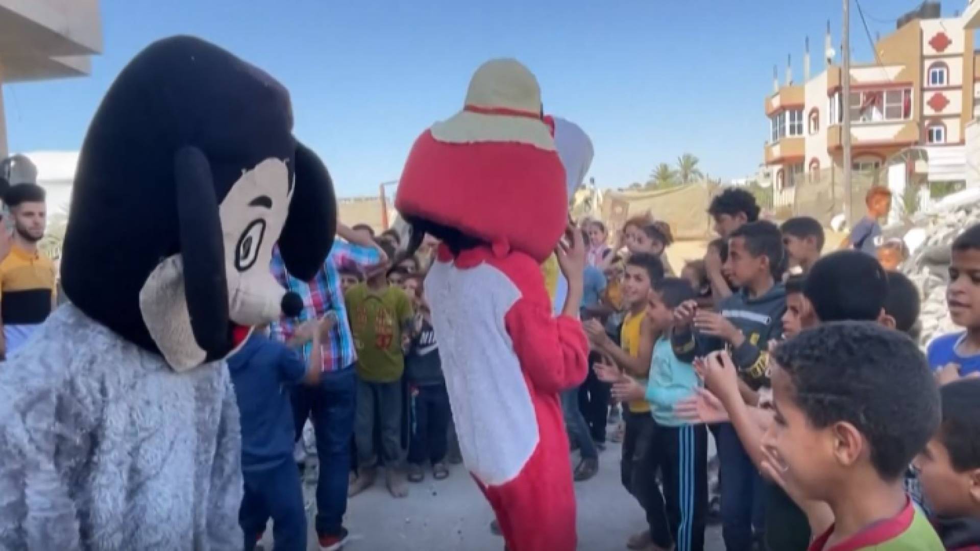 أطفال غزة يصنعون فرحتهم على ركام الدمار