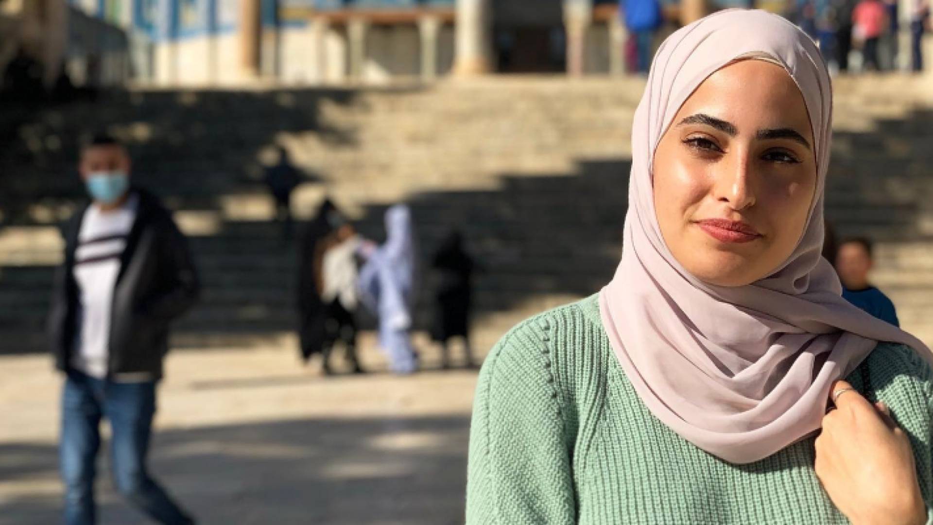 الصحفية والناشطة الاجتماعية الفلسطينية منى الكرد