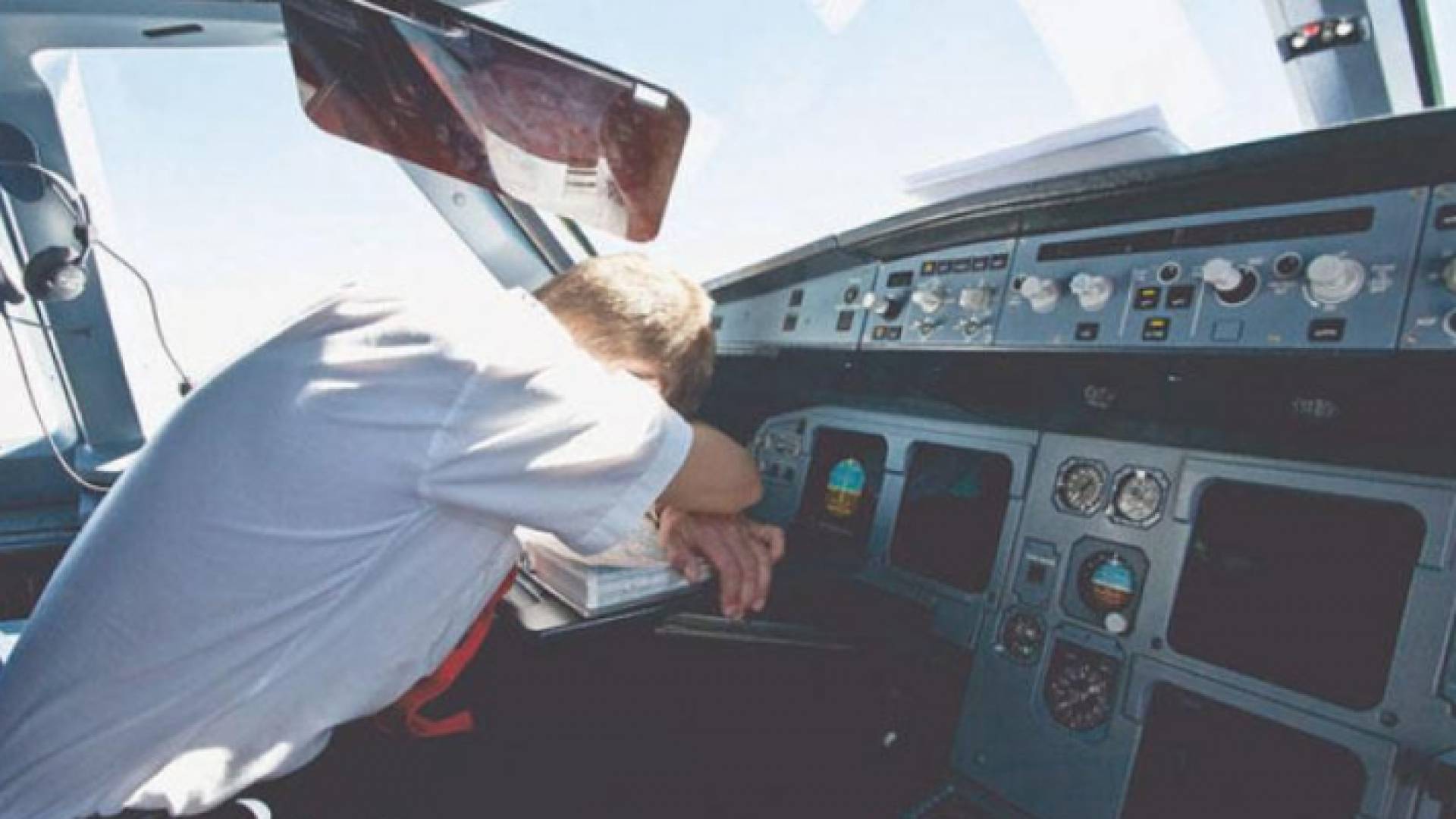 طيار يغط في النوم داخل قمرة القيادة - أرشيفية