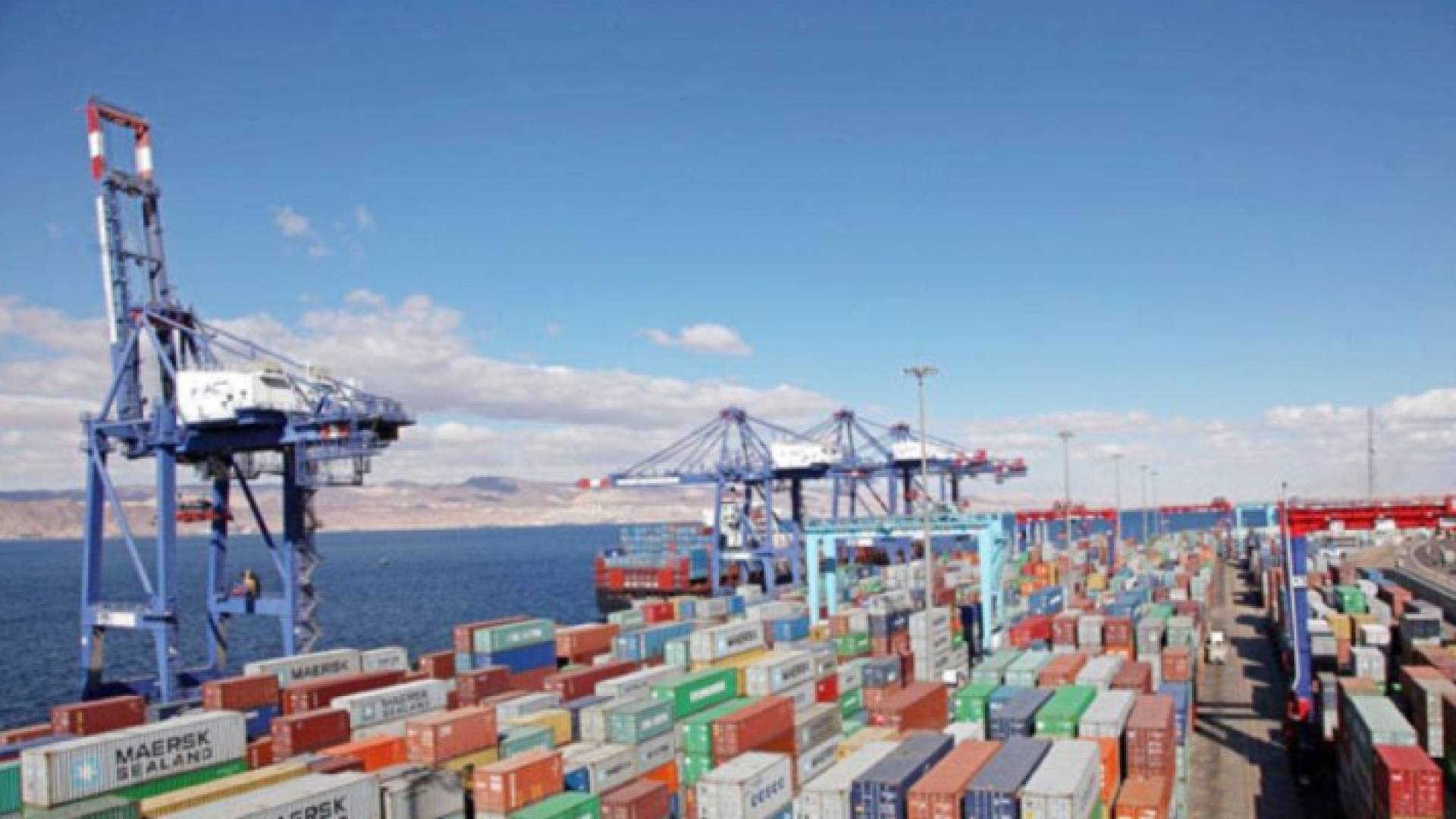 حاويات في منطقة العقبة - ارشيفية