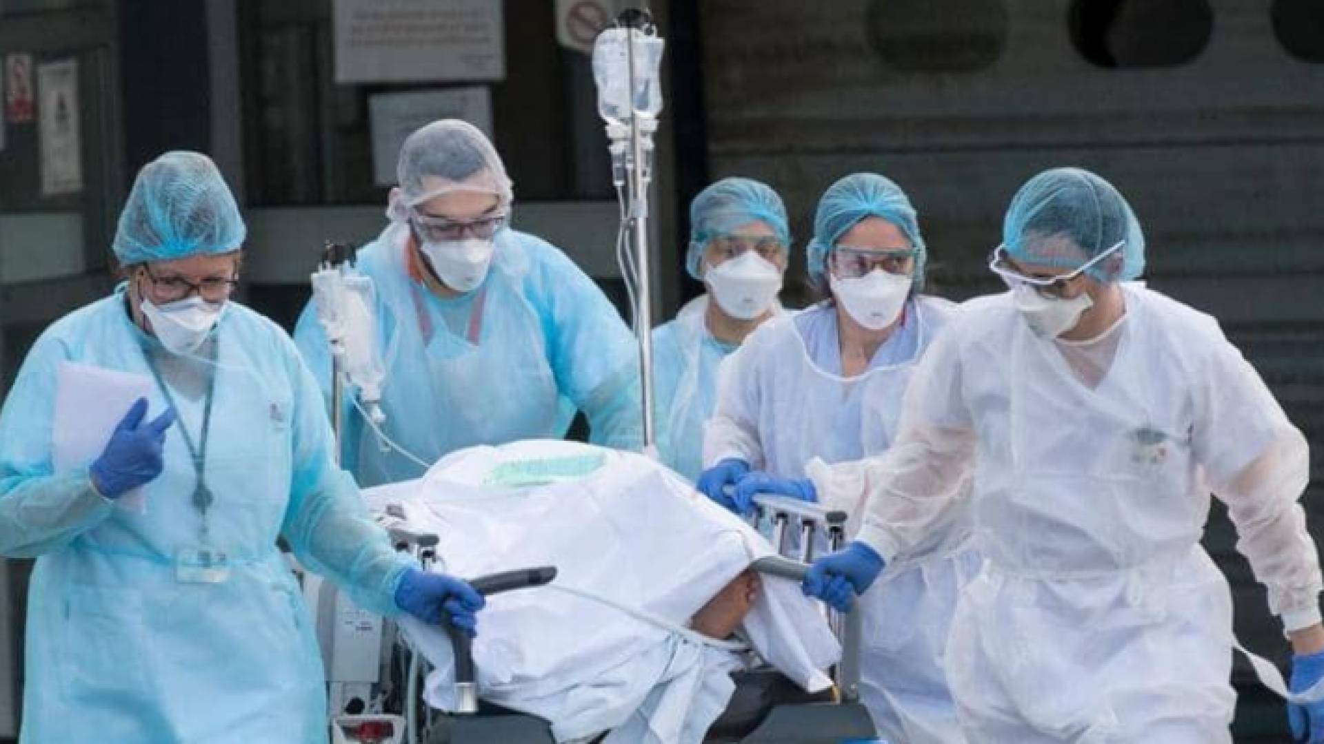 خلال نقل أحد المصابين بفيروس كورونا إلى أحد المستشفيات في كندا