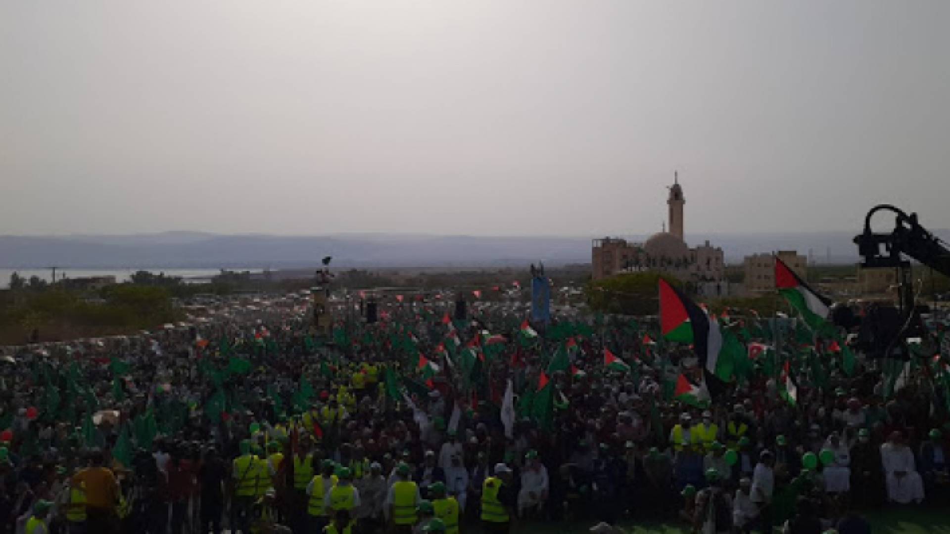 الأردنيون يحتفلون بانتصار المقاومة الفلسطينية وخالد مشعل يوجه كلمة للأردنيين