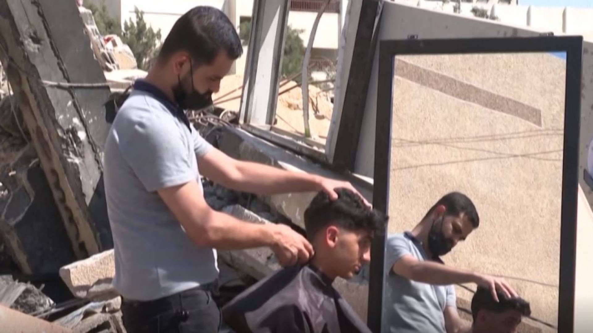 الحلاق الفلسطيني هاشم الجاروشة