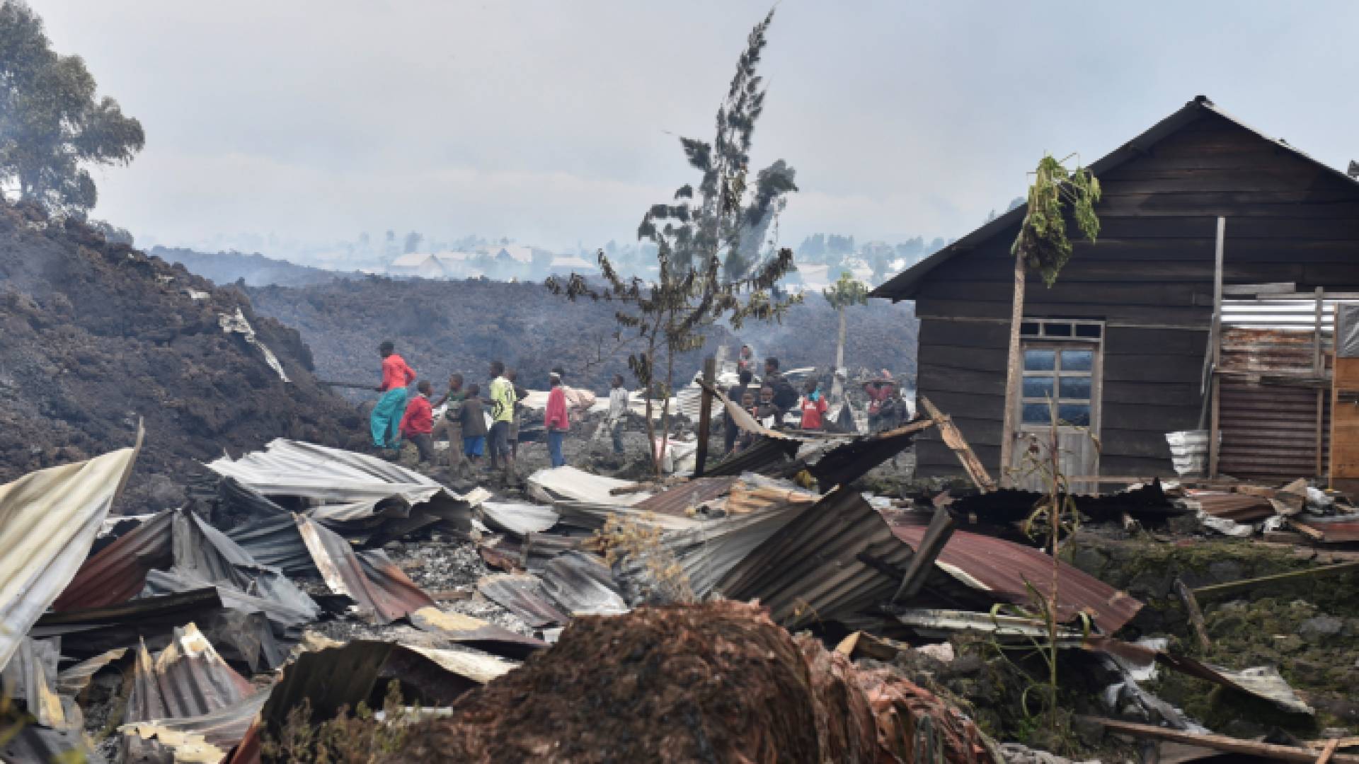 جانب من الدمار الذي خلفه البركان