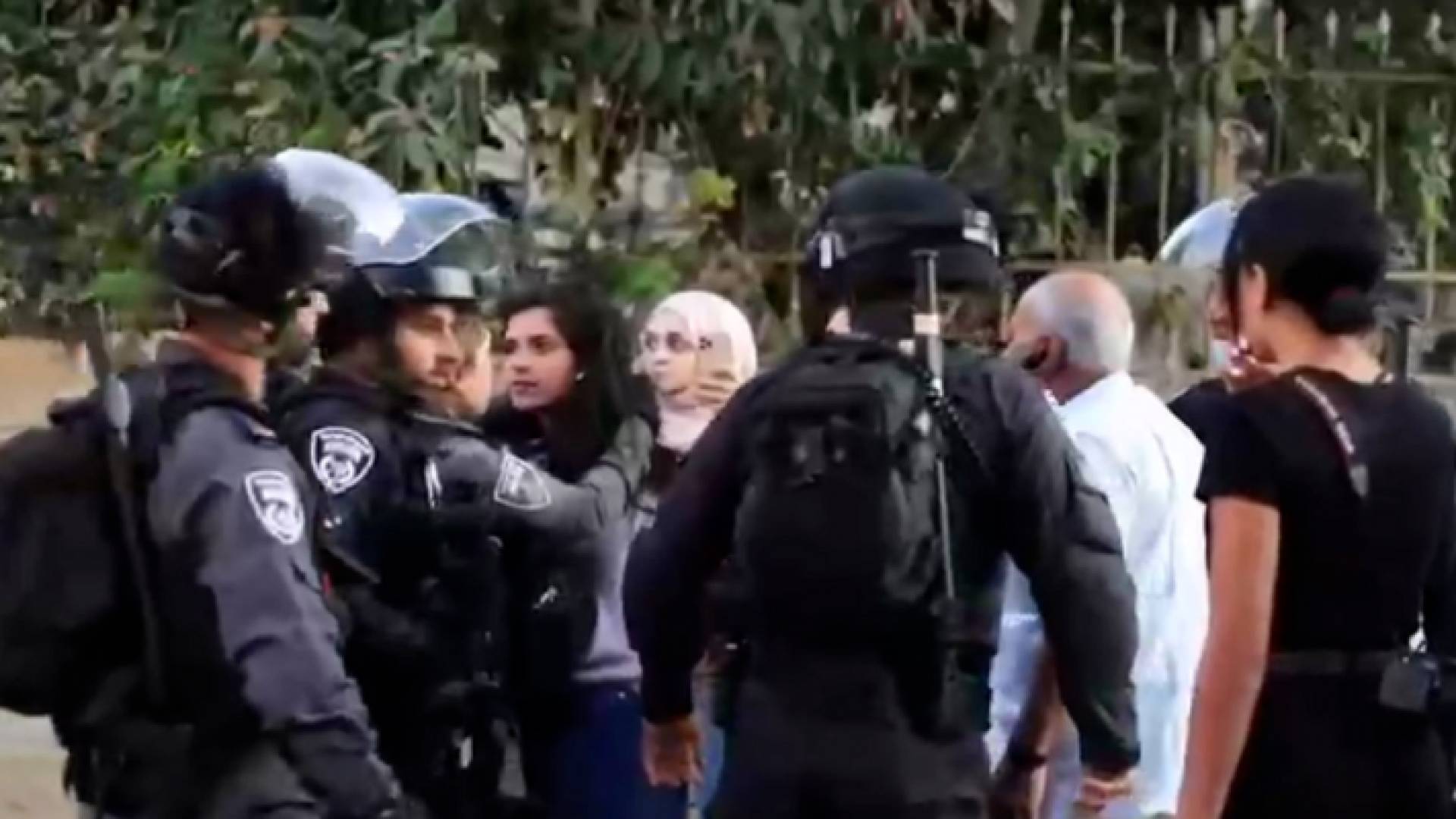 شرطة الاحتلال الإسرائيلي تقوم بالاعتداء على الصحفية زينة الحلواني في حي الشيخ جراح بالقدس المحتلة