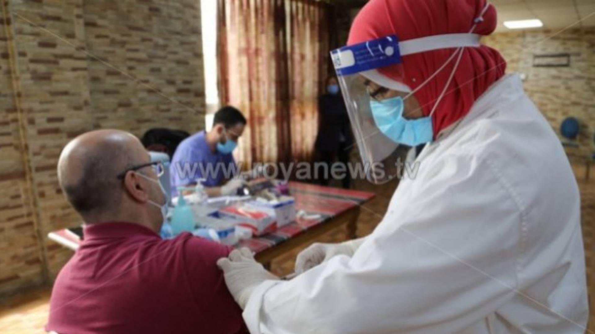 خلية الأزمة: 1412419 شخصا تلقوا الجرعة الأولى من لقاح كورونا