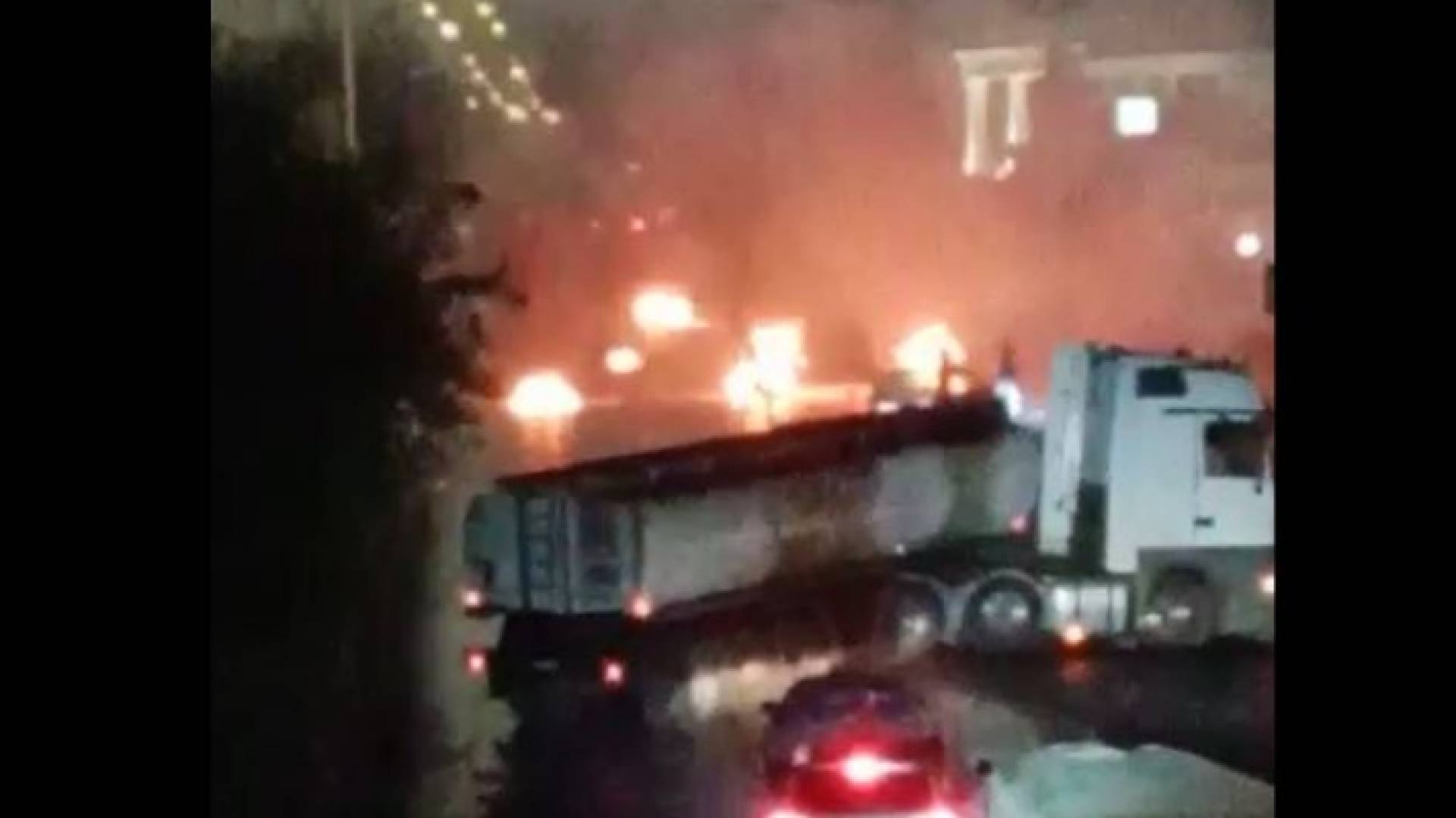 مصدر أمني: عدد من الأشخاص يغلقون الشارع الرئيسي في ناعور والامن يتعامل معهم