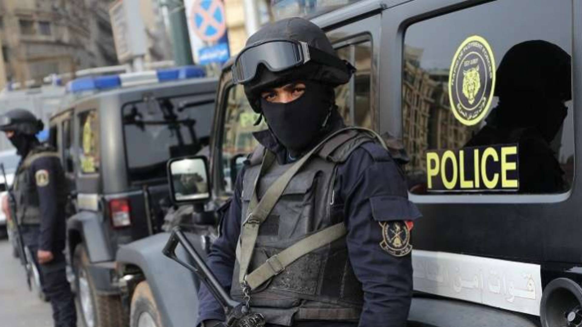 عنصر من الأمن المصري