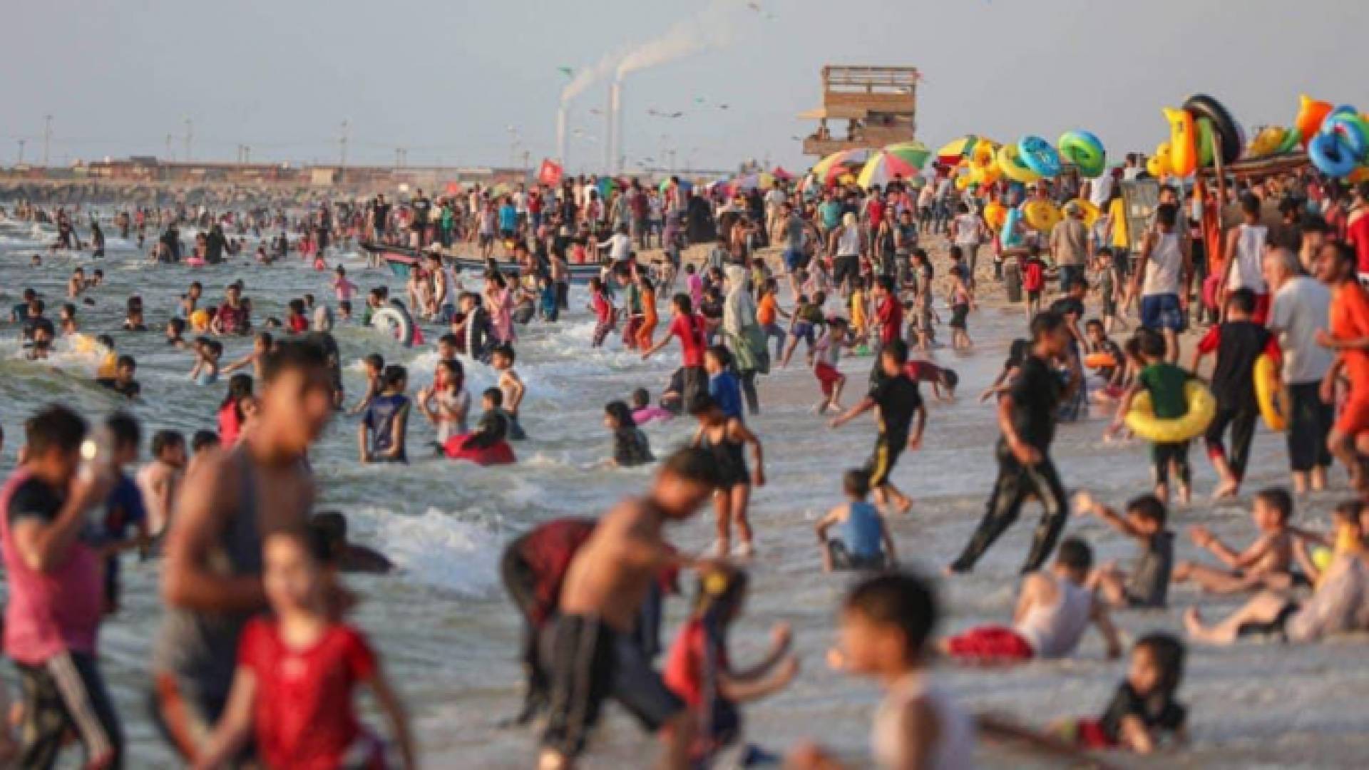 الحياة تعود إلى شواطئ غزة