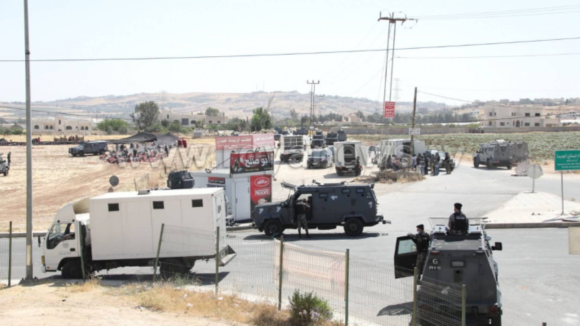 خلال هدم القوة الأمنية خيمة أقامها مؤازرو النائب أسامة العجارمة