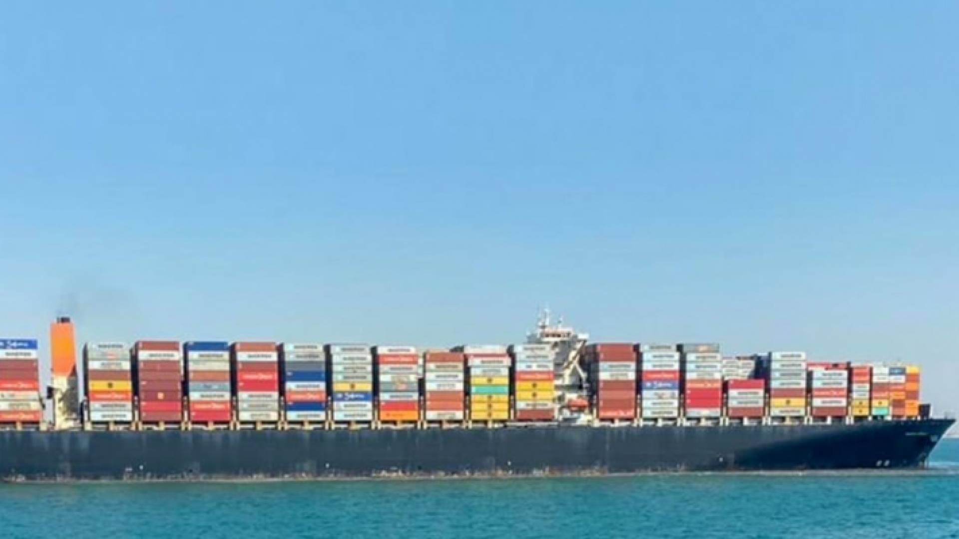 نجاح تعويم سفينة جانحة جديدة بقناة السويس