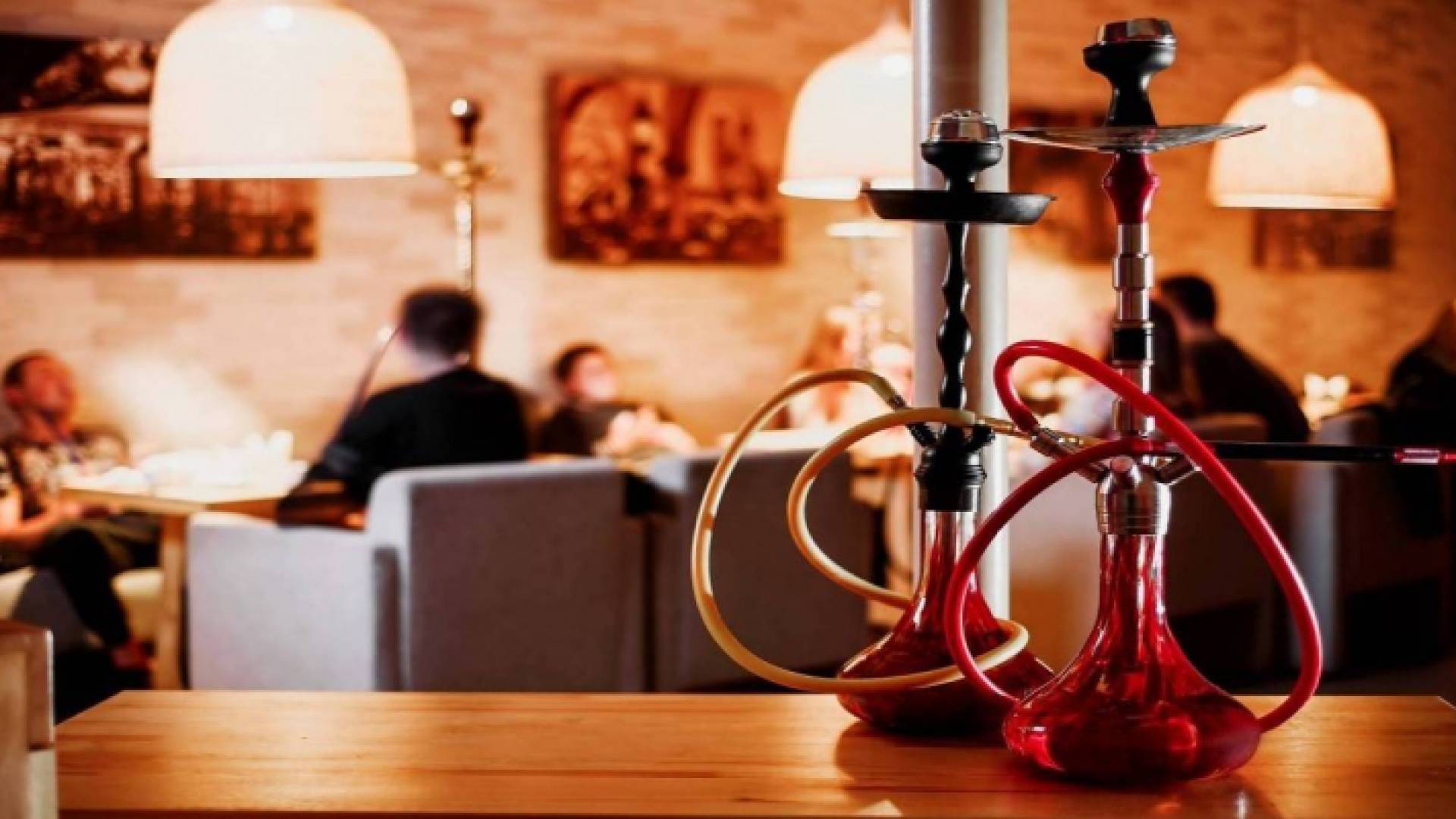 أراجيل داخل مقهى