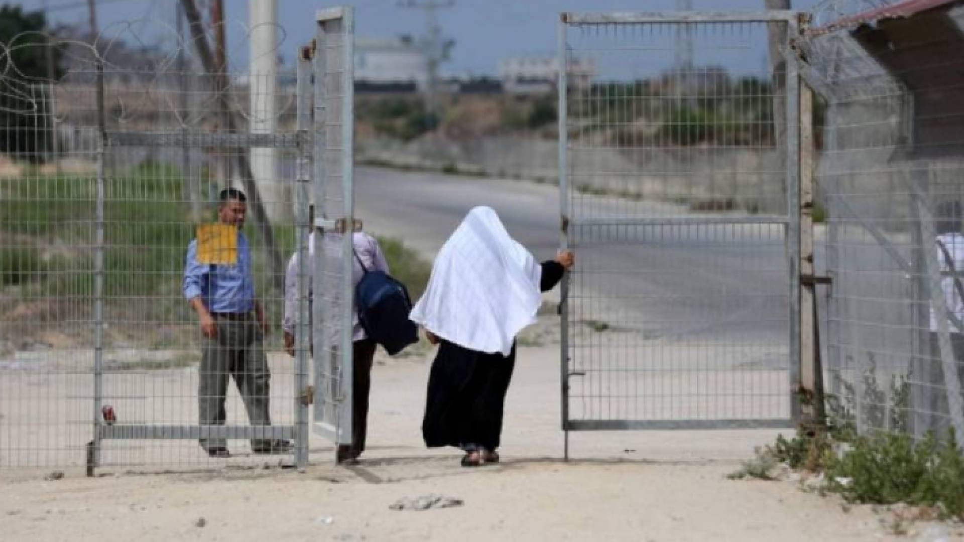 سيدة فلسطينية تقف على احدى المعابر