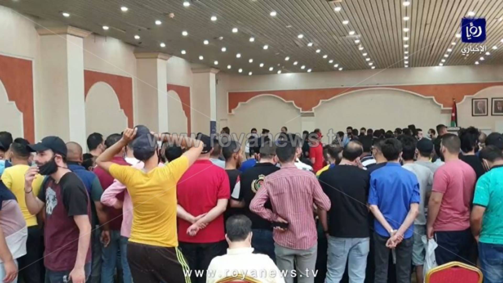 ازدحامات وفوضى بمركز تطعيم مدينة الحسن الرياضية في إربد