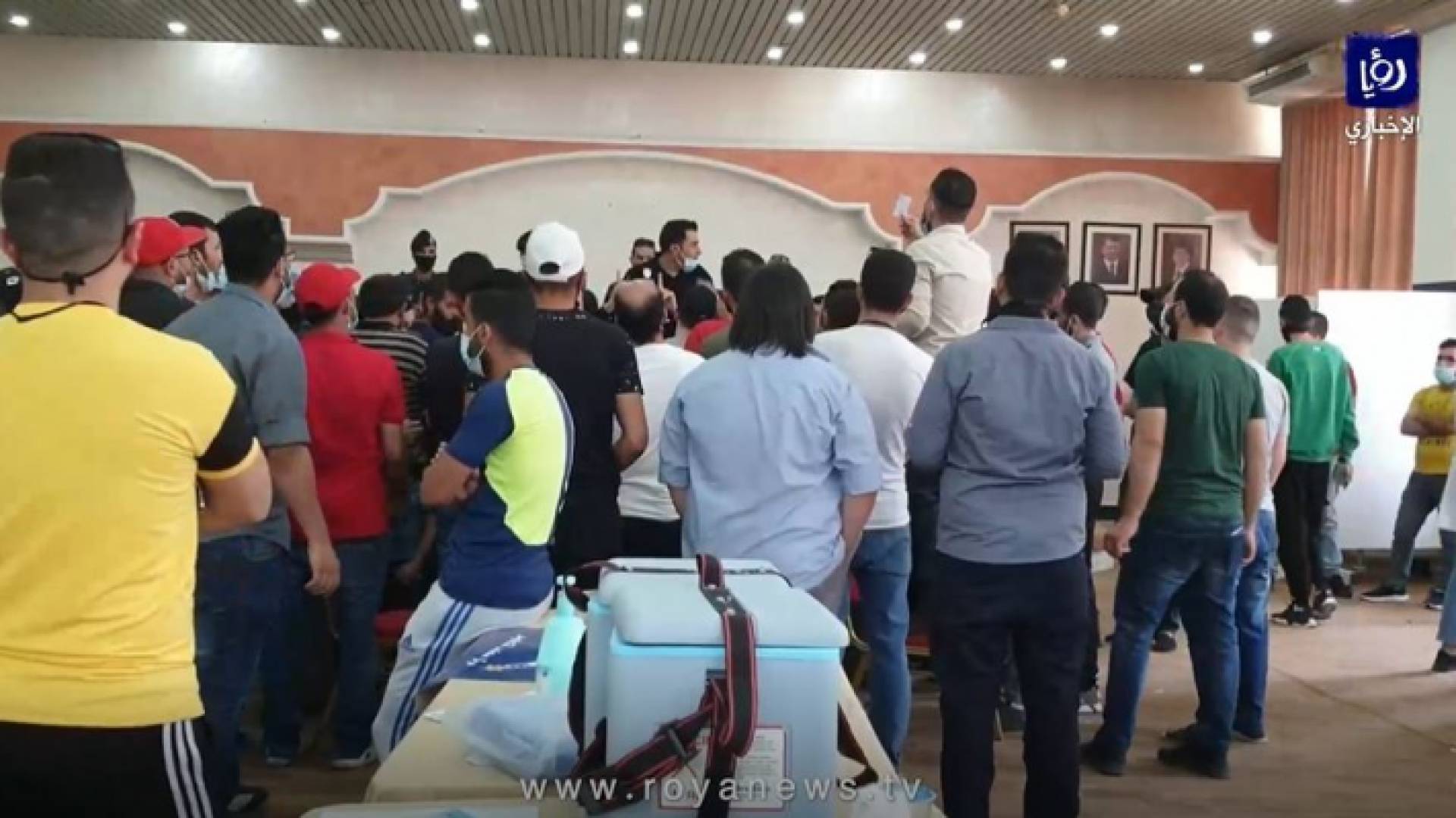 يعرض الآن نش _ ازدحامات وفوضى بمركز تطعيم مدينة الحسن الرياضية في إربد.. والصحة توضح